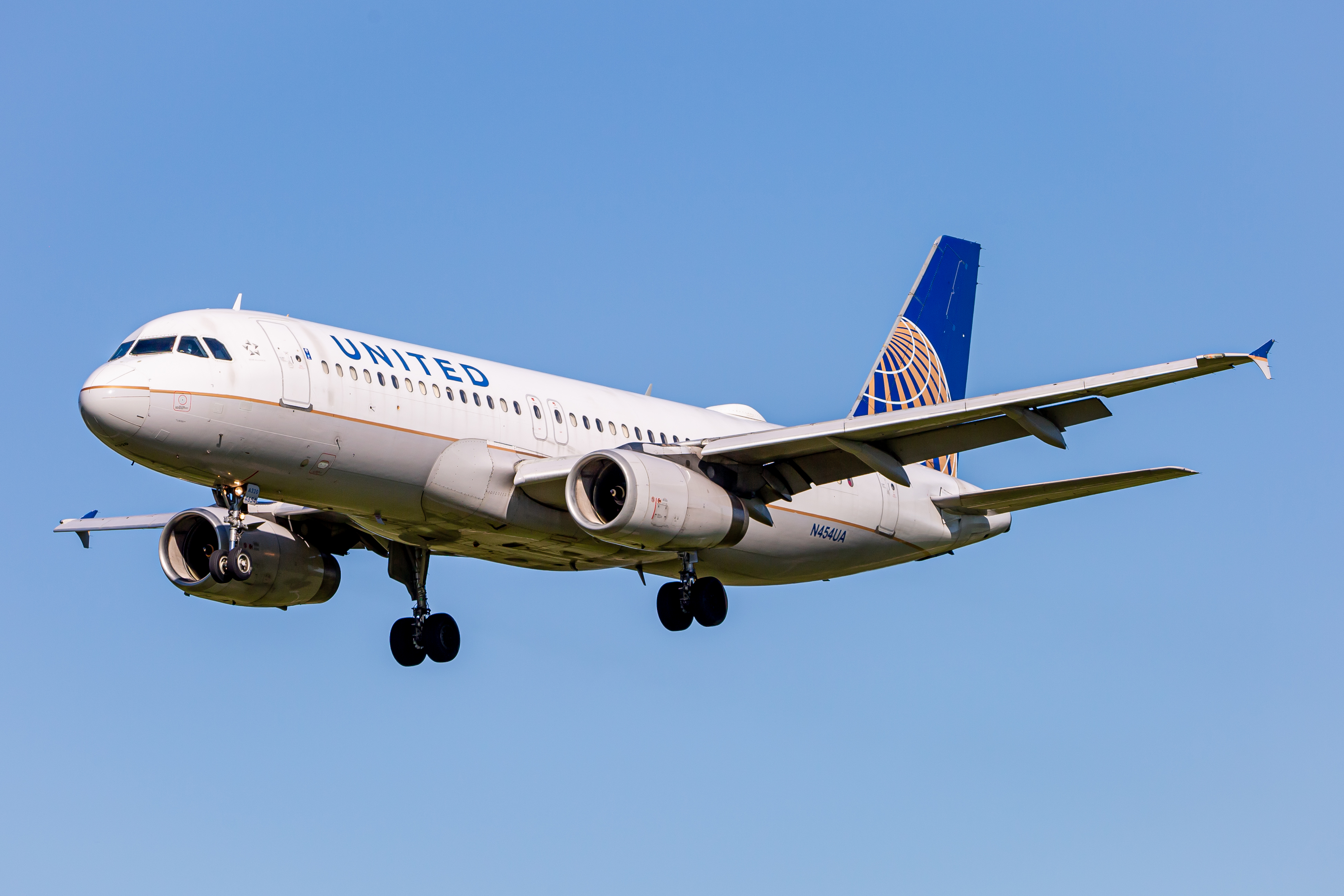 Full size: United Airlines Airbus A320 N454UA at Baltimore/Washington International Thurgood Marshall Airport