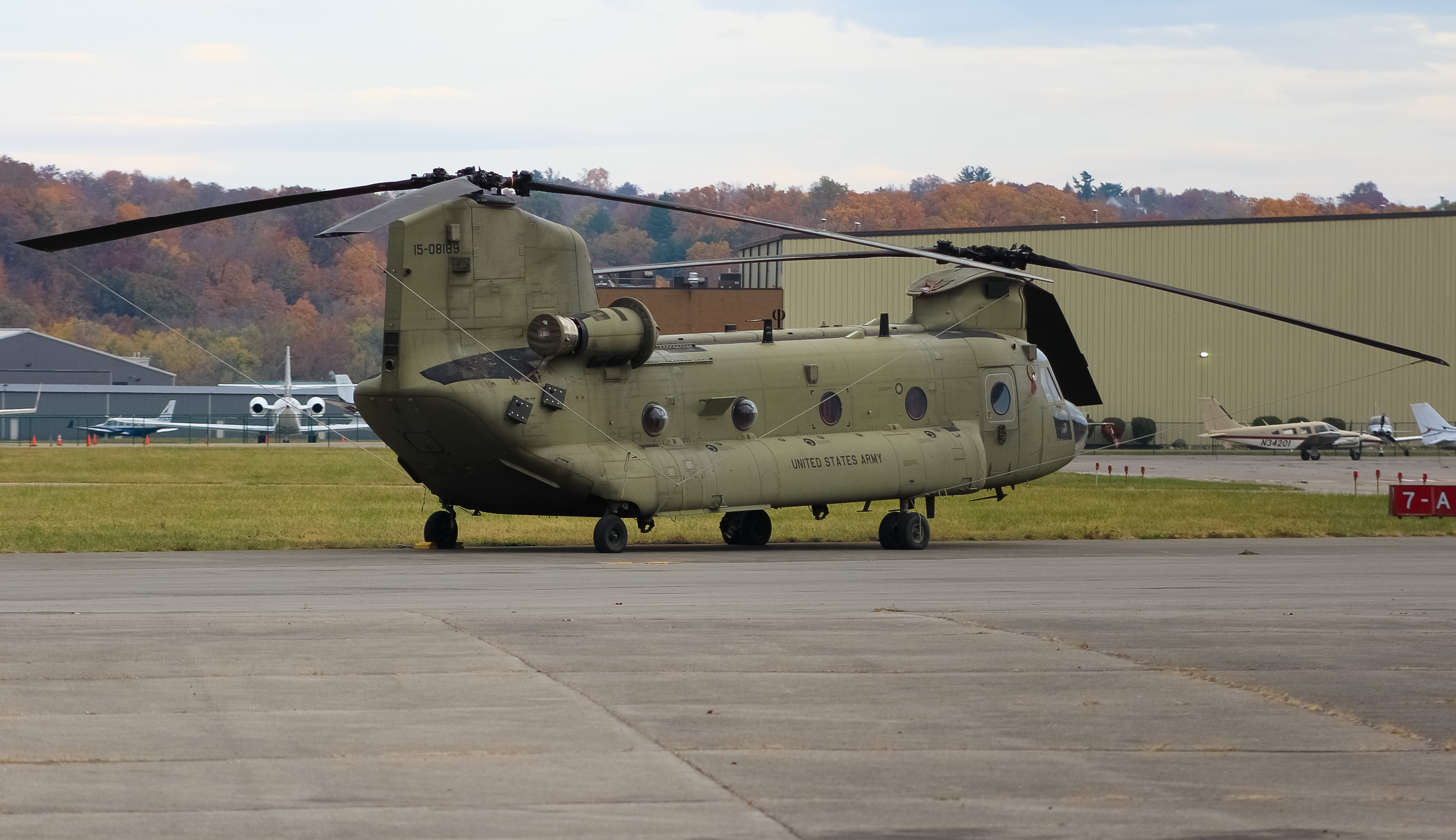 Full size: USA - United States Army Boeing CH-47 Chinook 15-08189 at Cincinnati Municipal Airport/Lunken Field