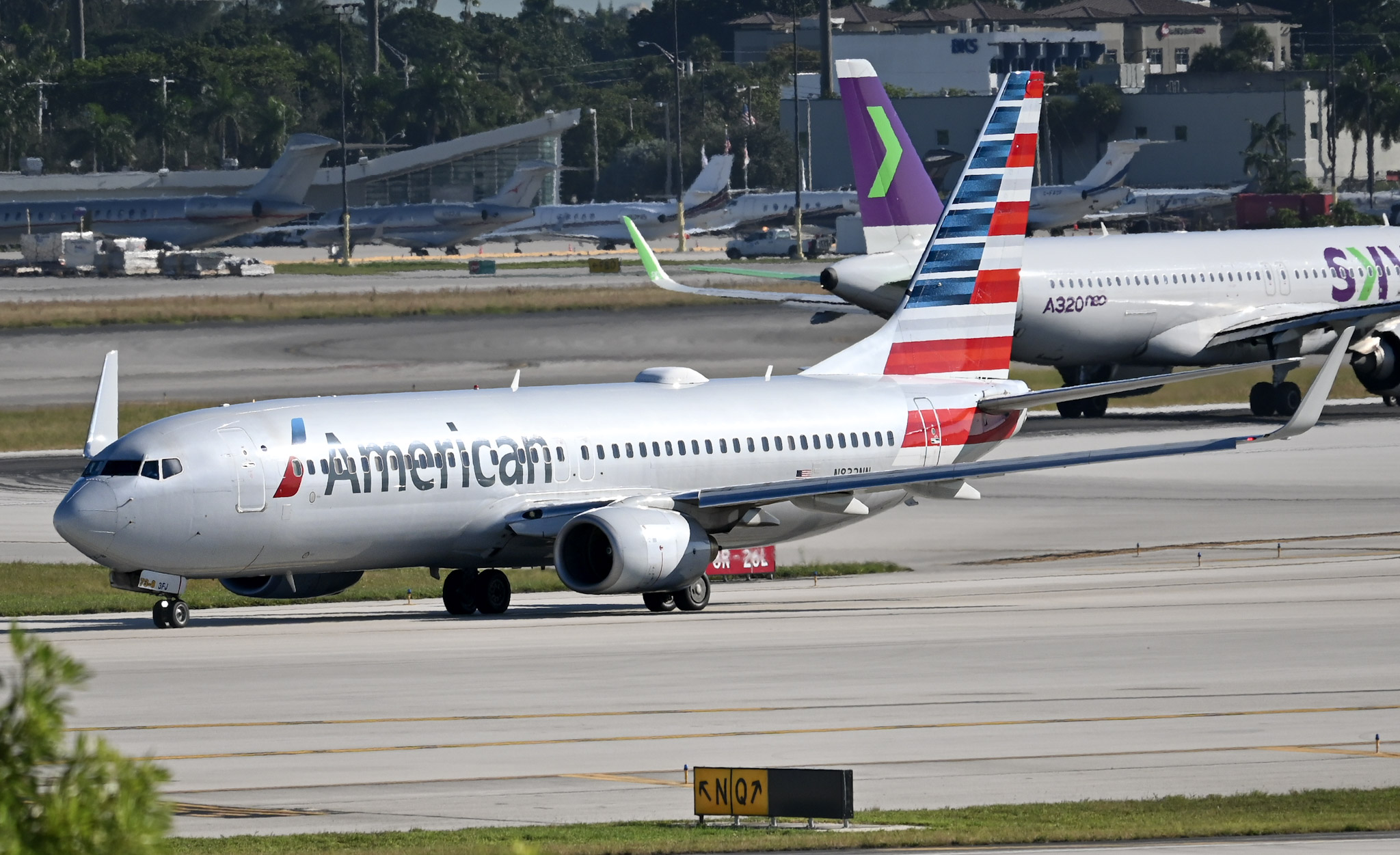 Full size: American Airlines Boeing 737-800 N833NN at Miami International Airport