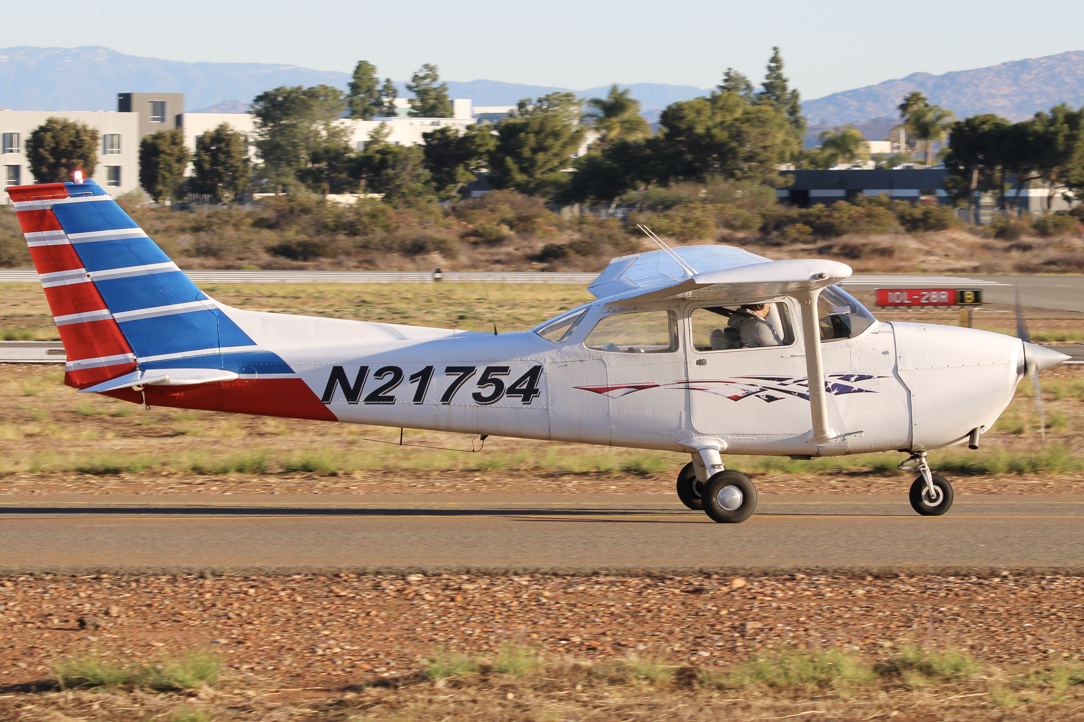 Full size: PRIVATE Cessna 172 N21754 at Montgomery-Gibbs Executive Airport