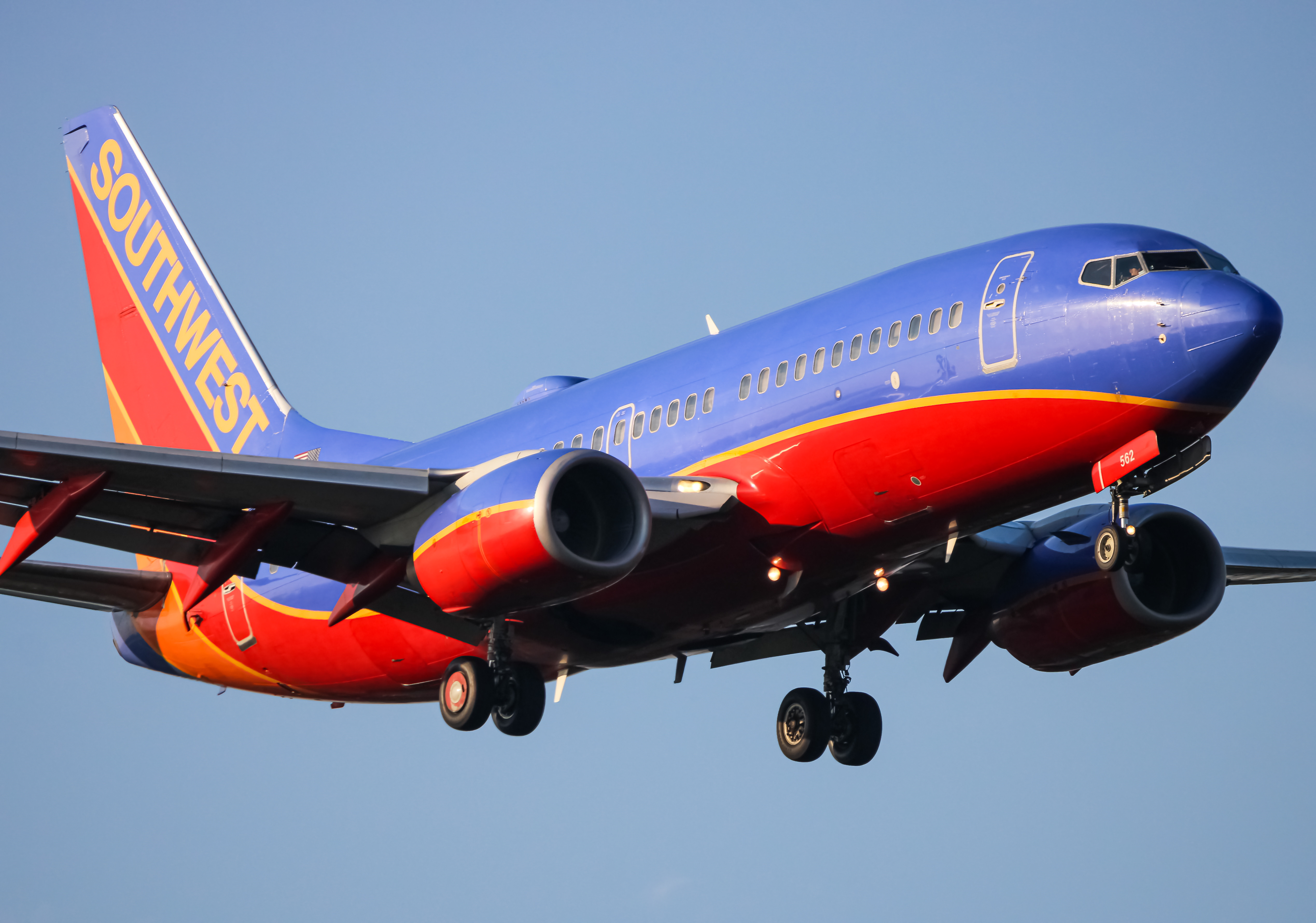 Full size: Southwest Airlines Boeing 737-700 N562WN at Baltimore/Washington International Thurgood Marshall Airport