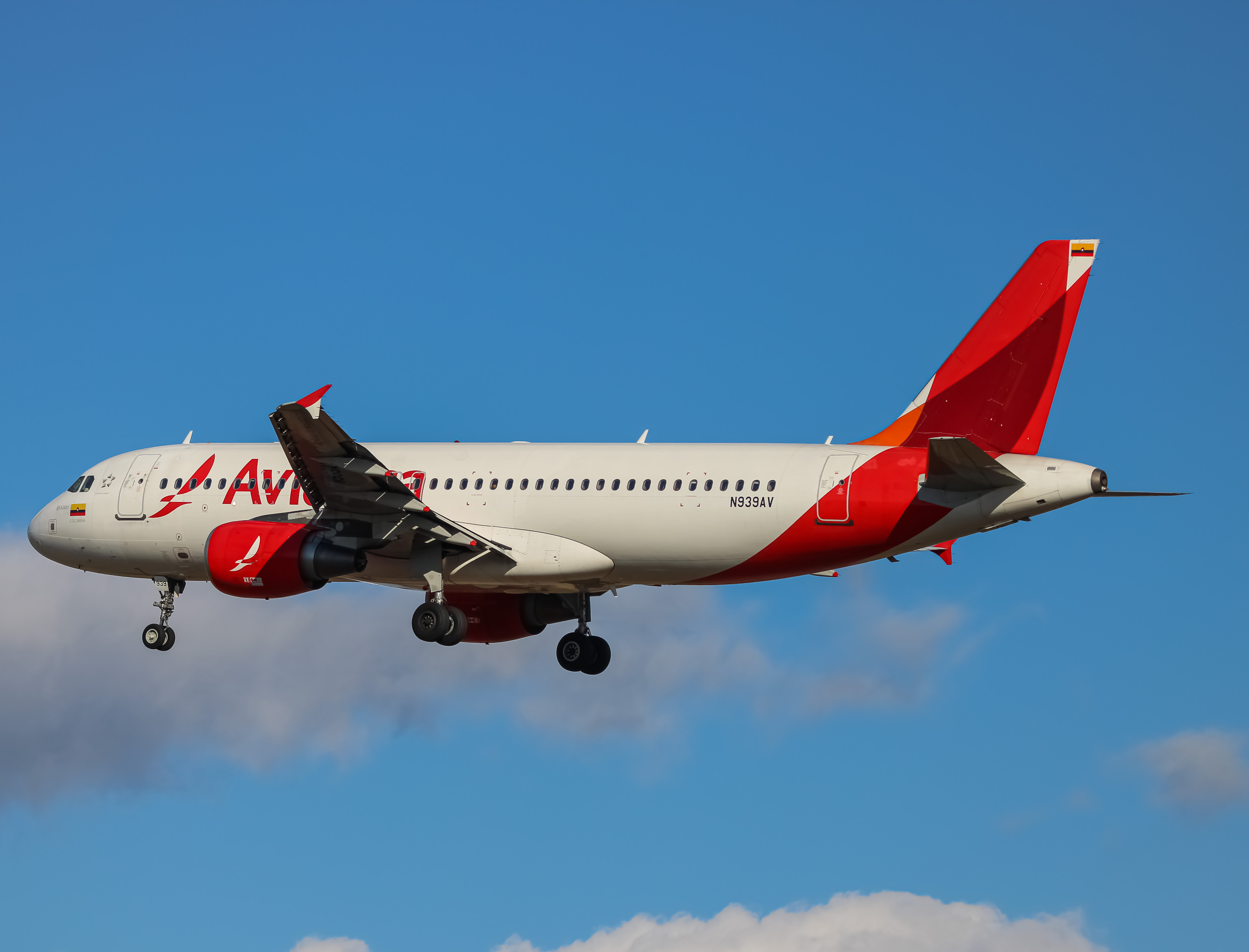 Full size: Avianca Airbus A320 N939AV at Washington Dulles International Airport