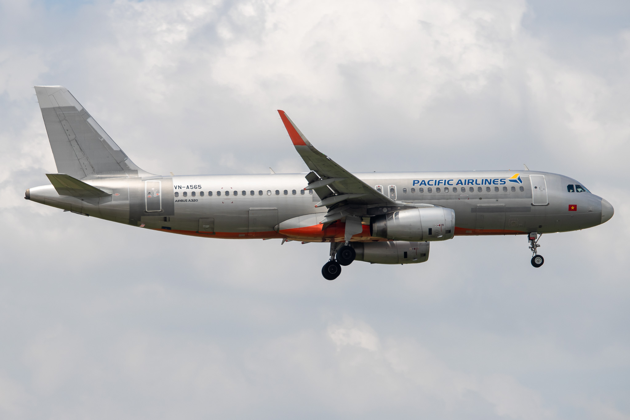 Full size: Pacific Airlines Airbus A320 VN-A565 at Tan Son Nhat International Airport