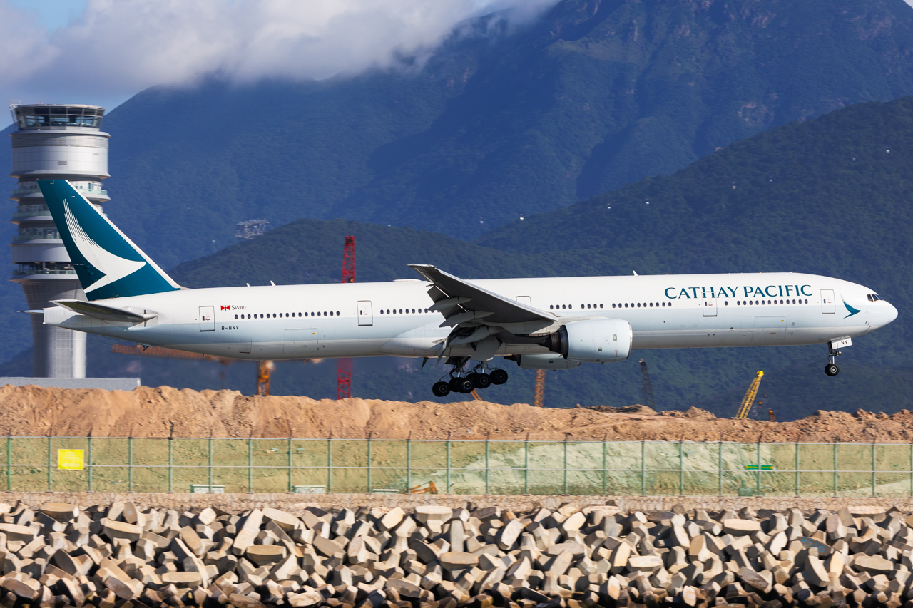 Full size: Cathay Pacific Boeing 777-300 B-HNV at Hong Kong International Airport