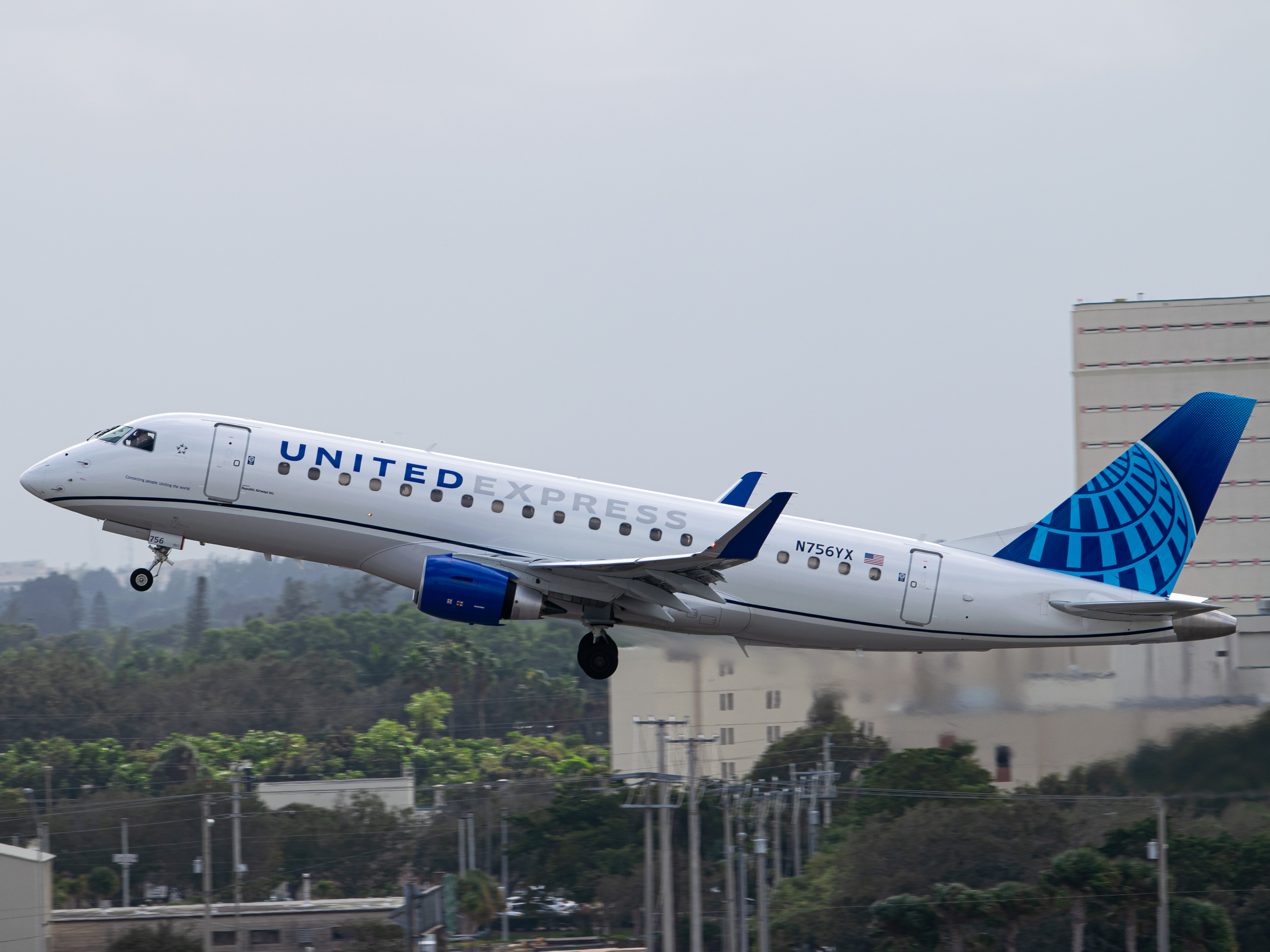 Full size: United Airlines Embraer E175 N756YX at Palm Beach International Airport