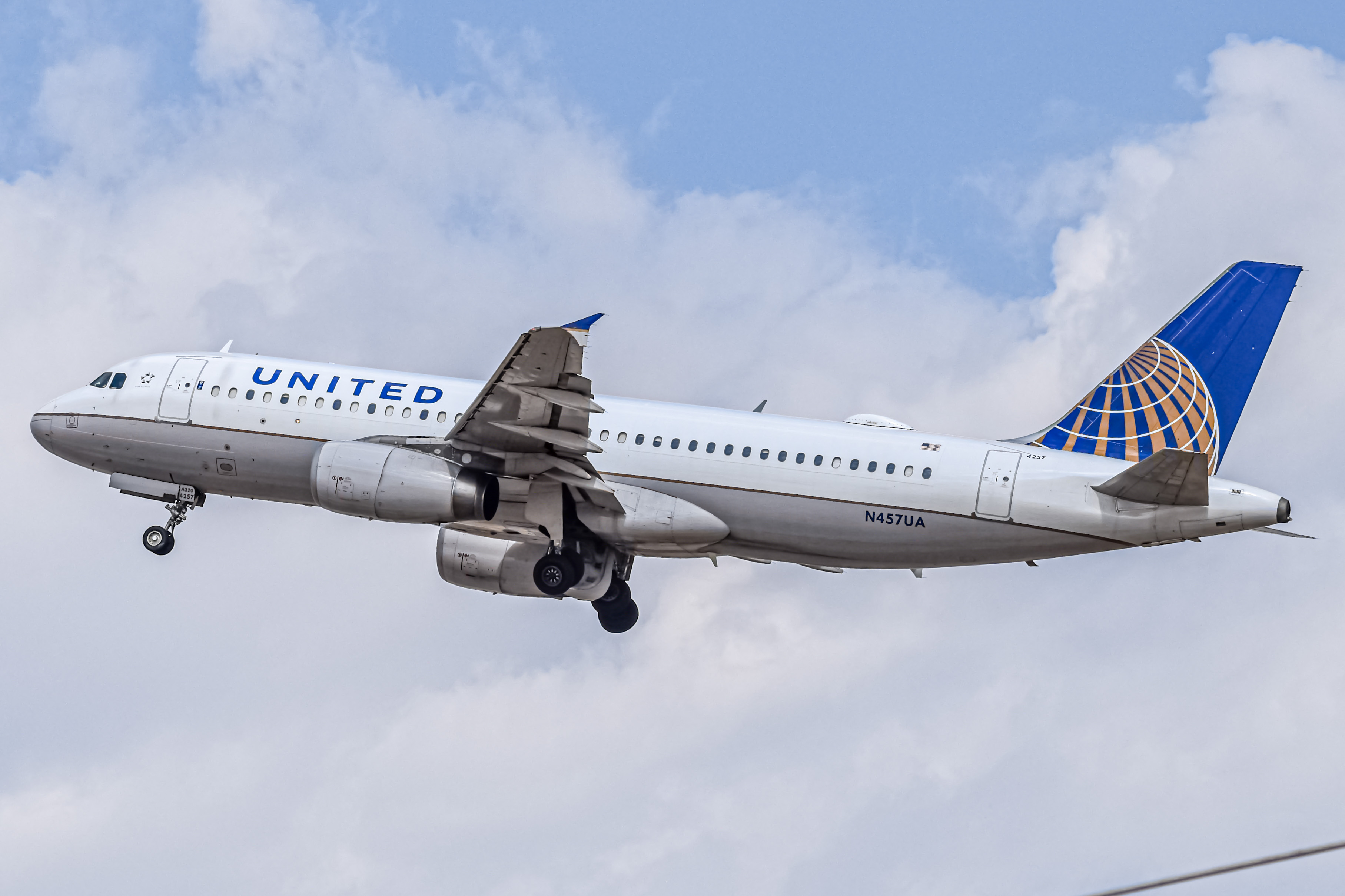 Full size: United Airlines Airbus A319 N457UA at Denver International Airport