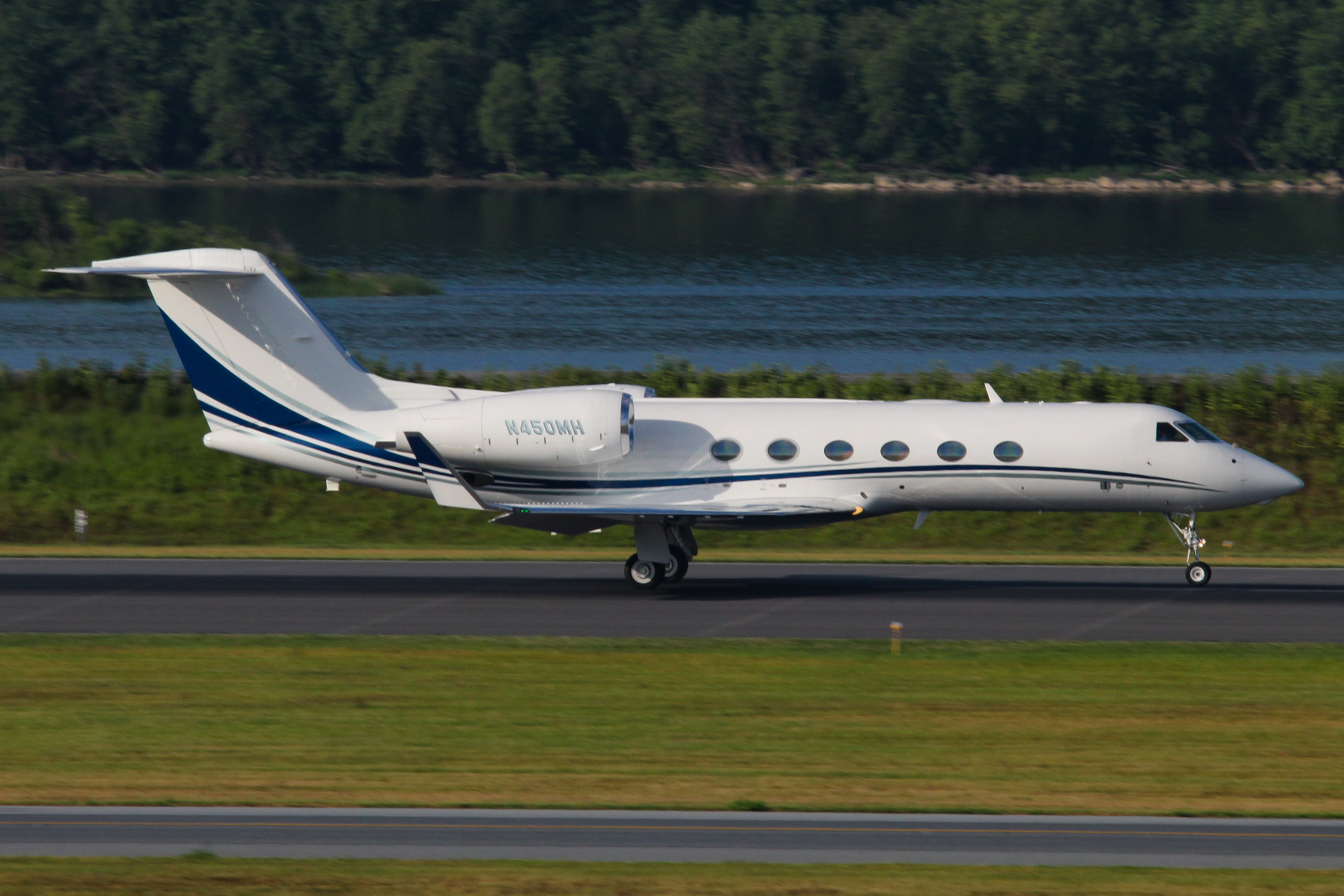 Full size: PRIVATE Gulfstream IV N450MH at Harrisburg International Airport