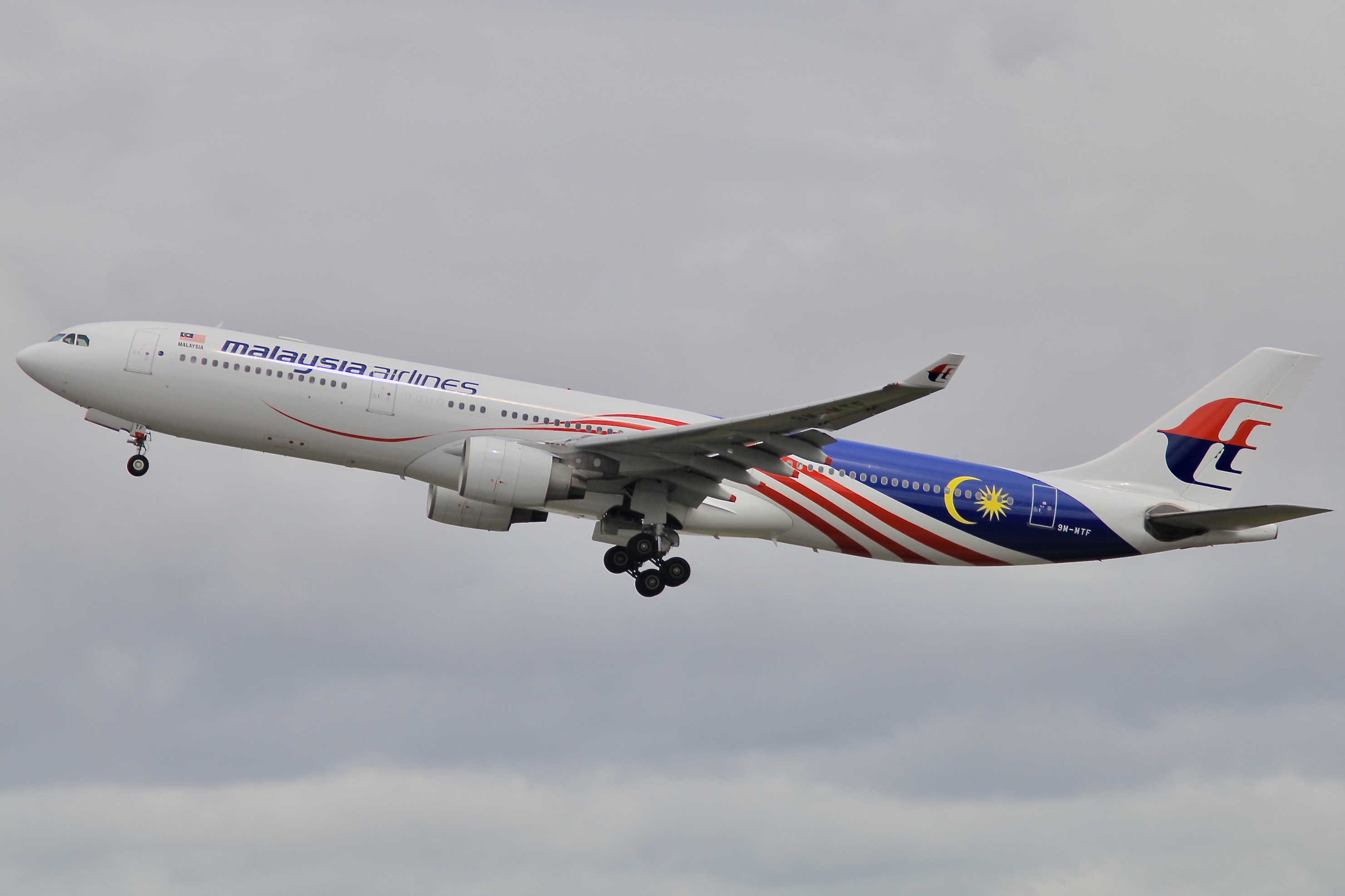 Full size: Malaysia Airlines Airbus A330-300 9M-MTF at Auckland International Airport