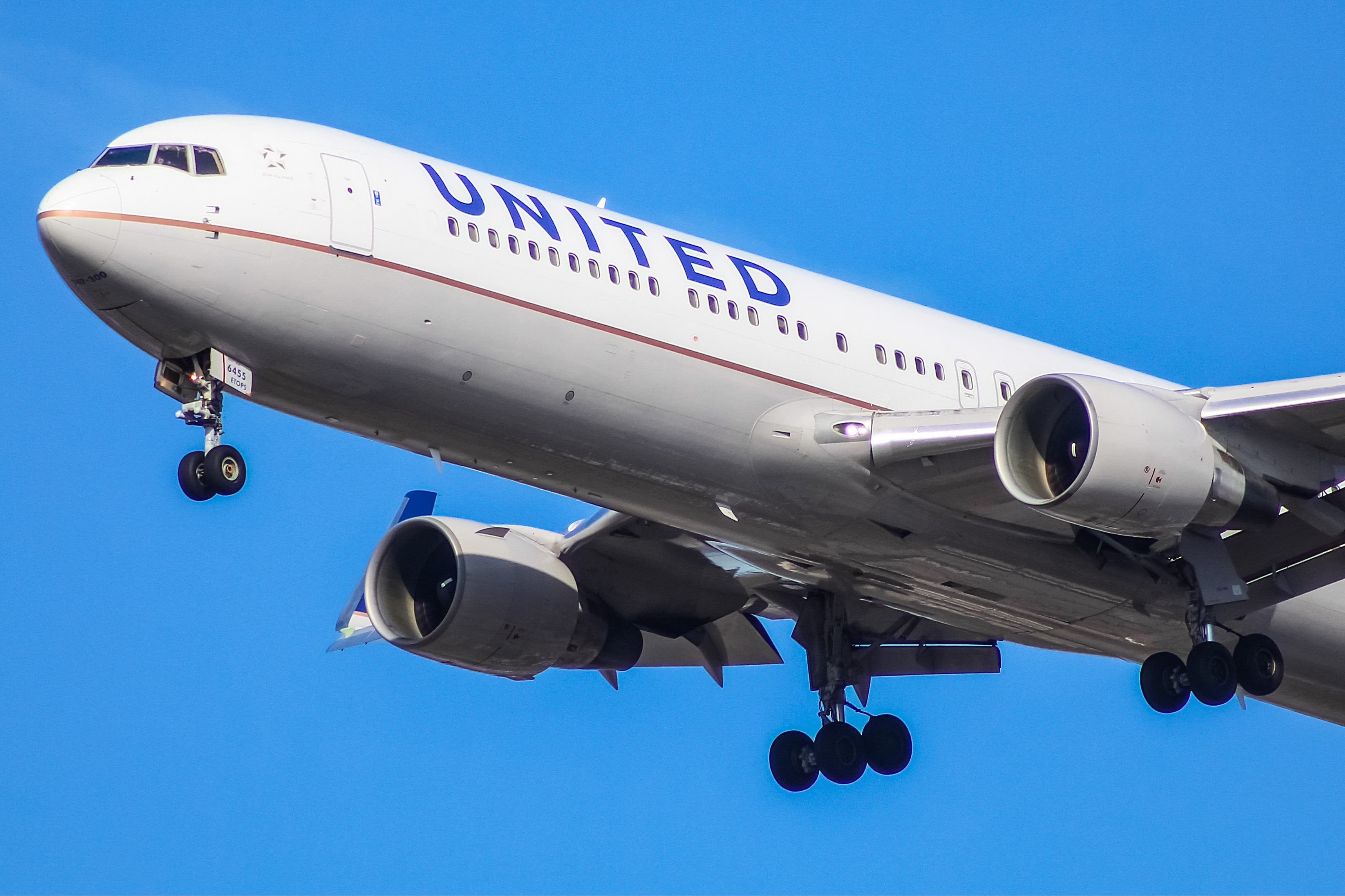 Full size: United Airlines Boeing 767-300ER N655UA at Chicago O'Hare International Airport