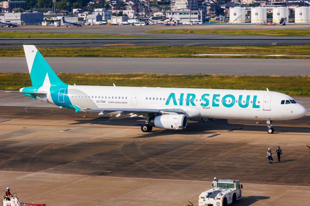 Full size: Air Seoul Airbus A321-200 HL7789 at Fukuoka Airport