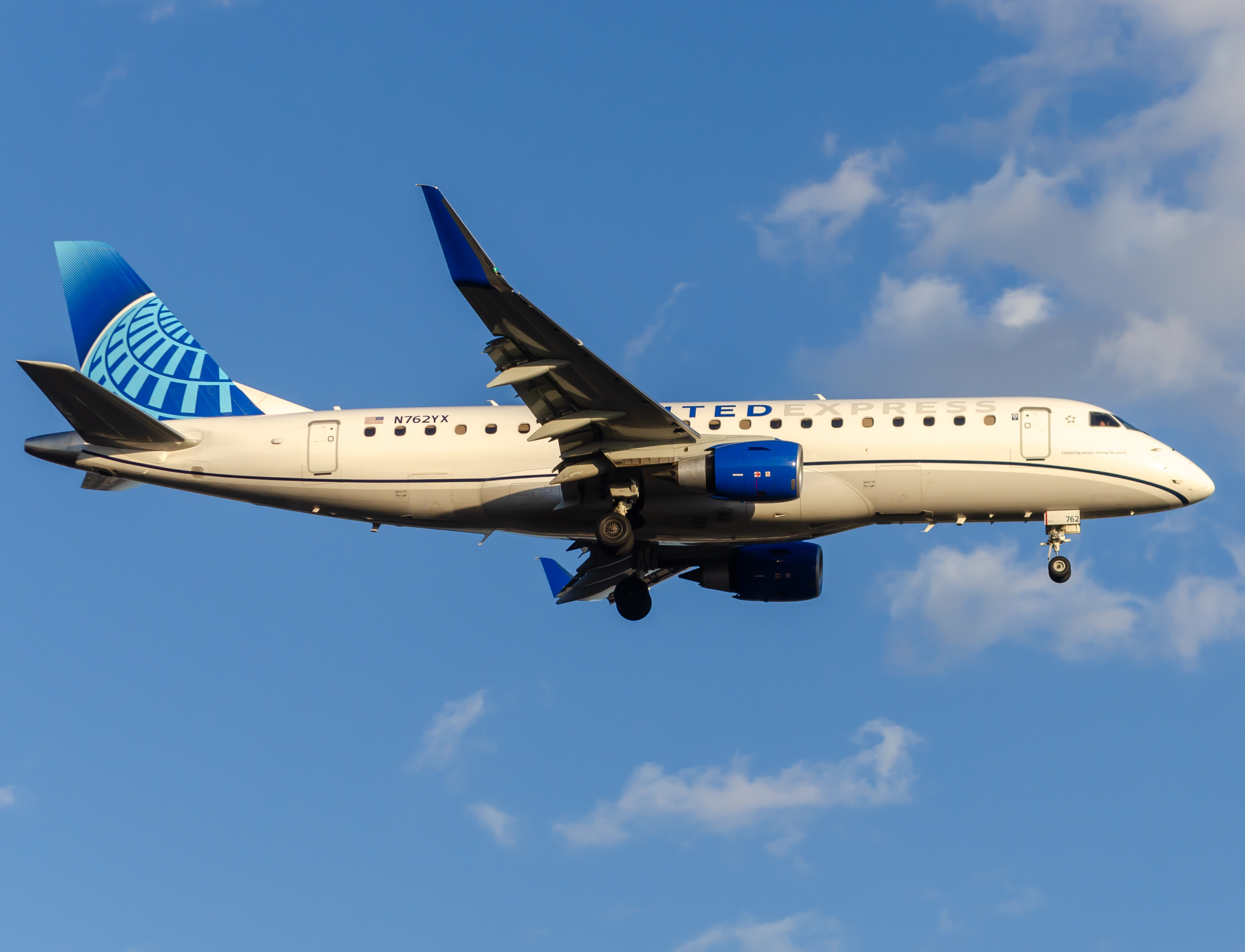 Full size: United Express Embraer E170 N762YX at Newark Liberty International Airport