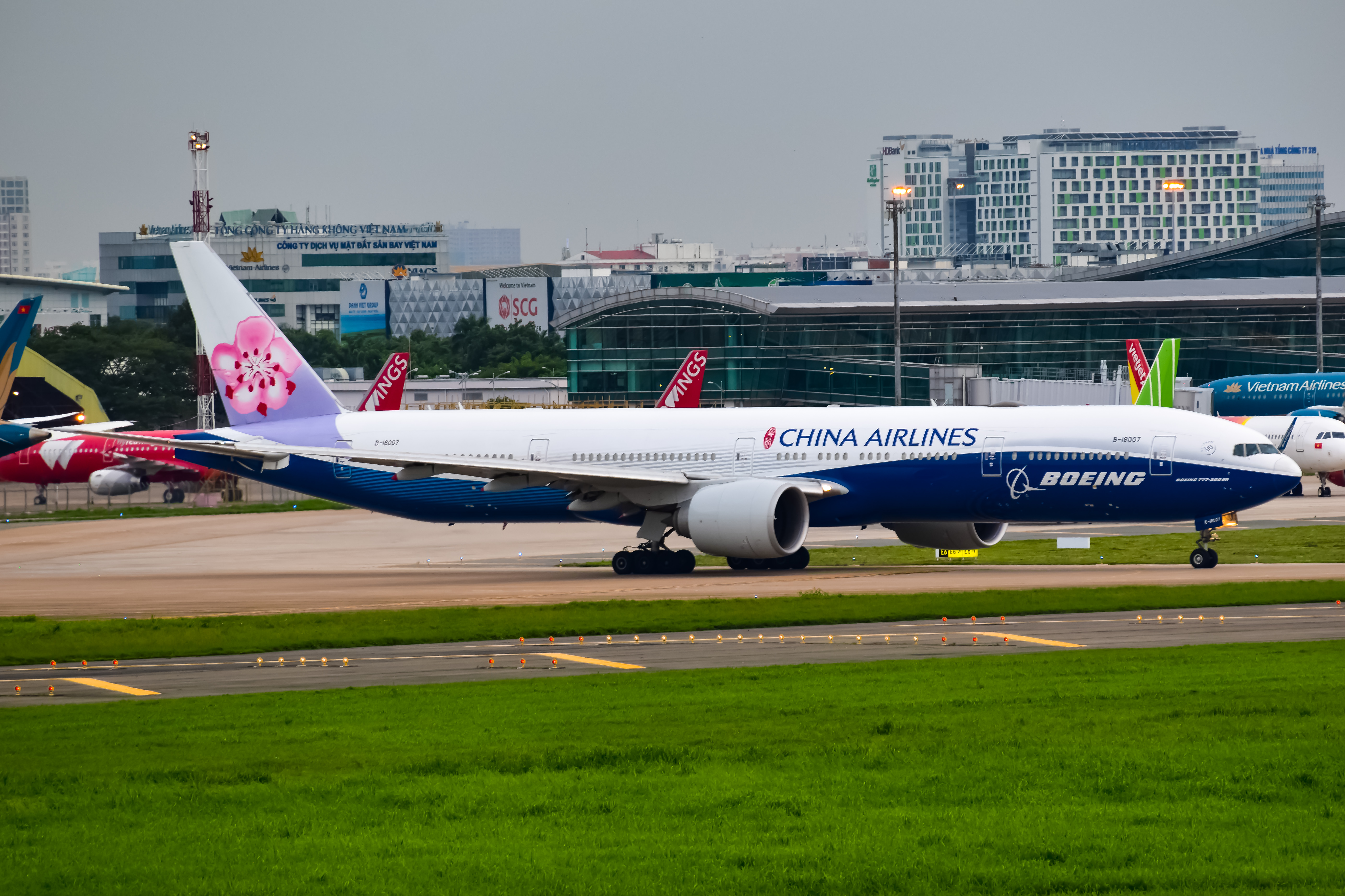 Full size: China Airlines Boeing 777-300ER B-18007 at Tan Son Nhat International Airport