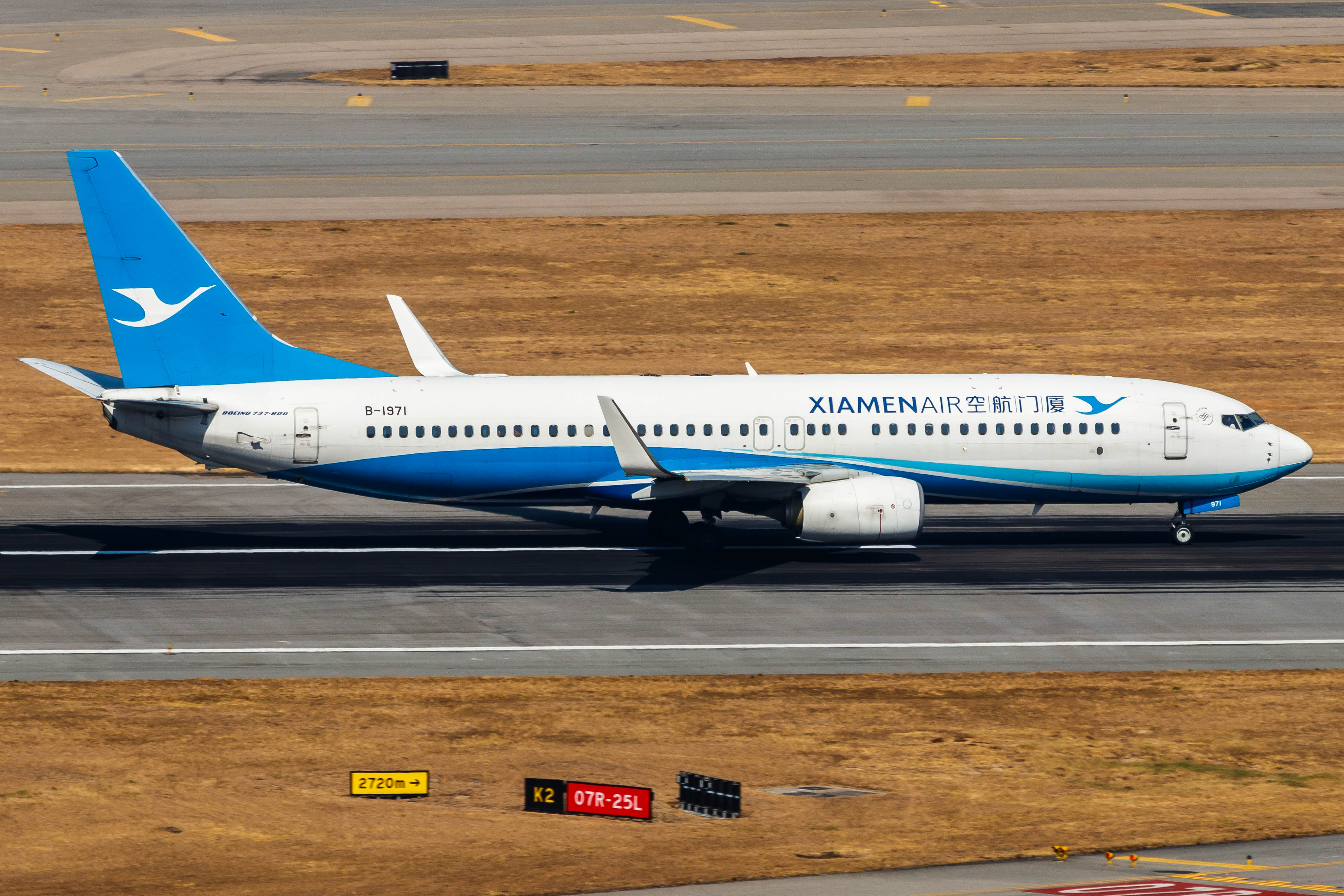 Full size: Xiamen Air Boeing 737-800 B-1971 at Hong Kong International Airport