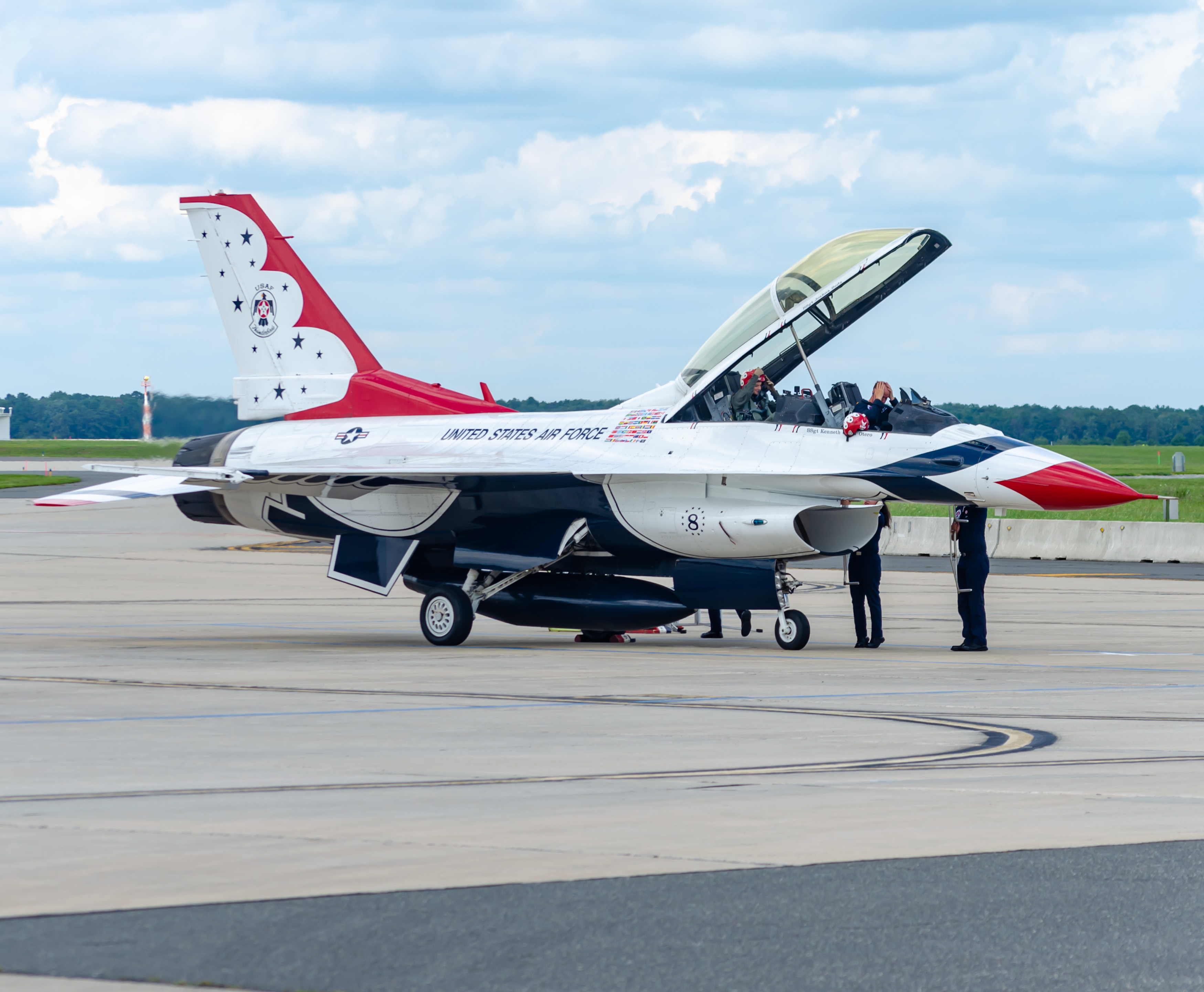 Full size: USAF - United States Air Force General Dynamics F-16 Fighting Falcon 910466 at Atlantic City International Airport
