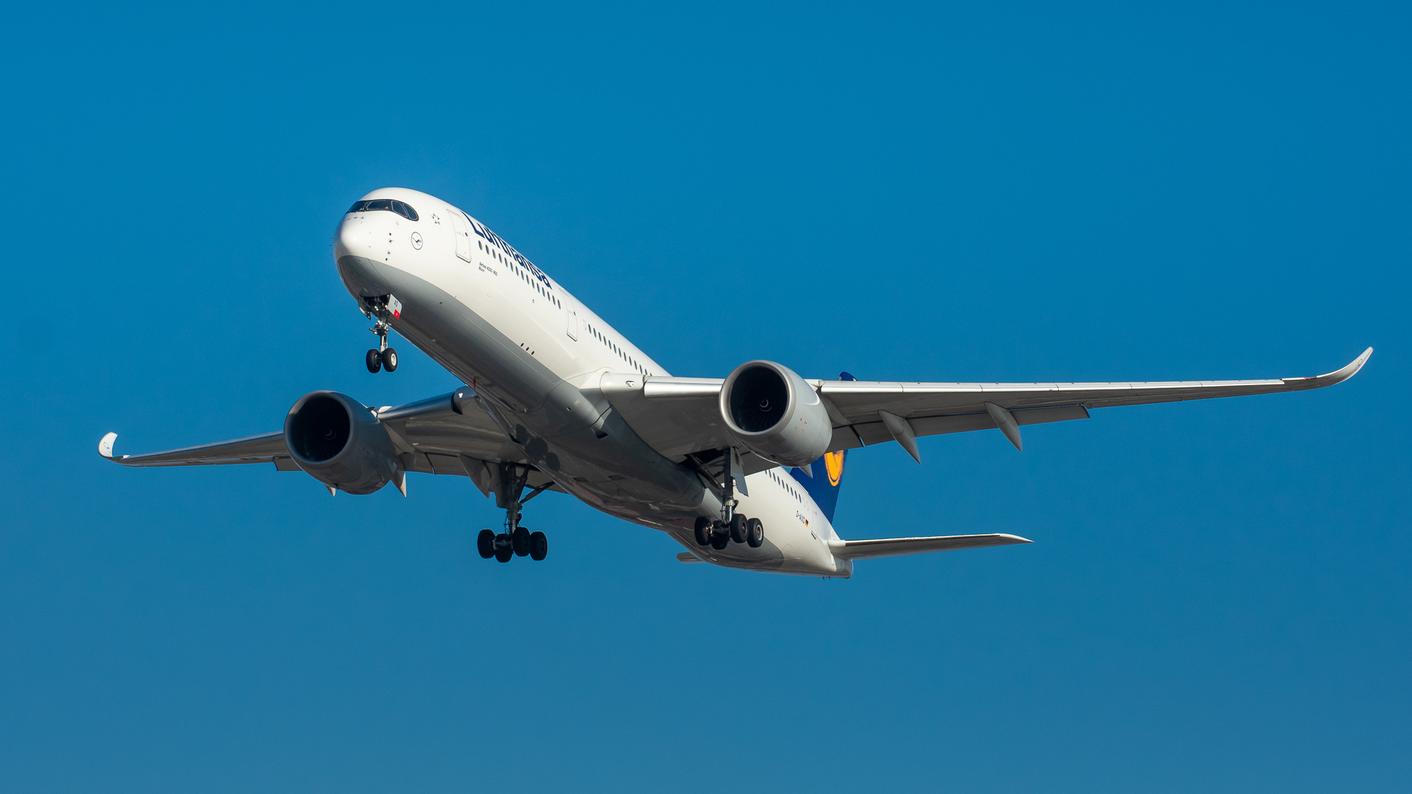 Full size: Lufthansa Airbus A350-900 D-AIXD at Chicago O'Hare International Airport