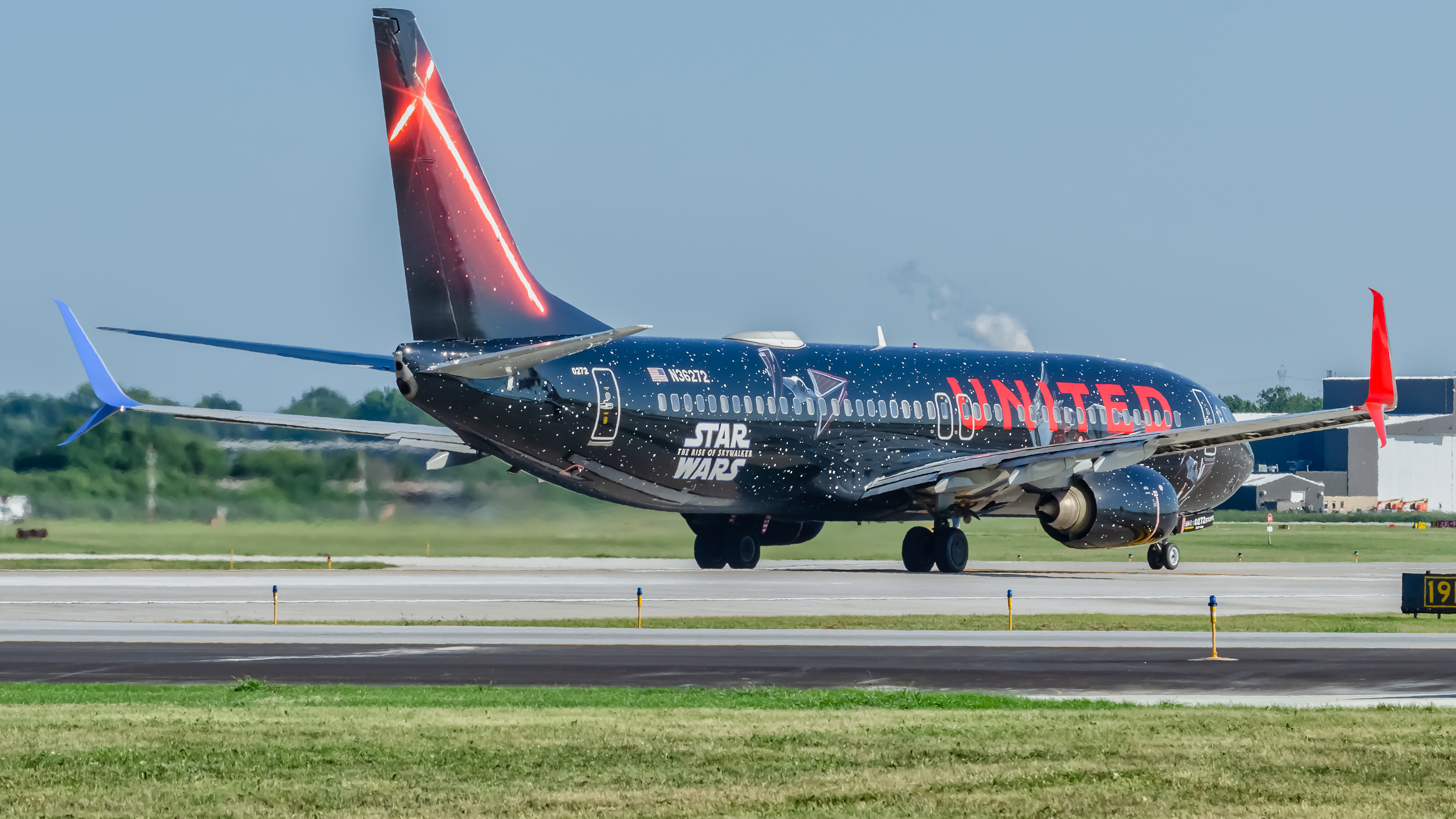 Full size: United Airlines Boeing 737-800 N36272 at General Mitchell International Airport