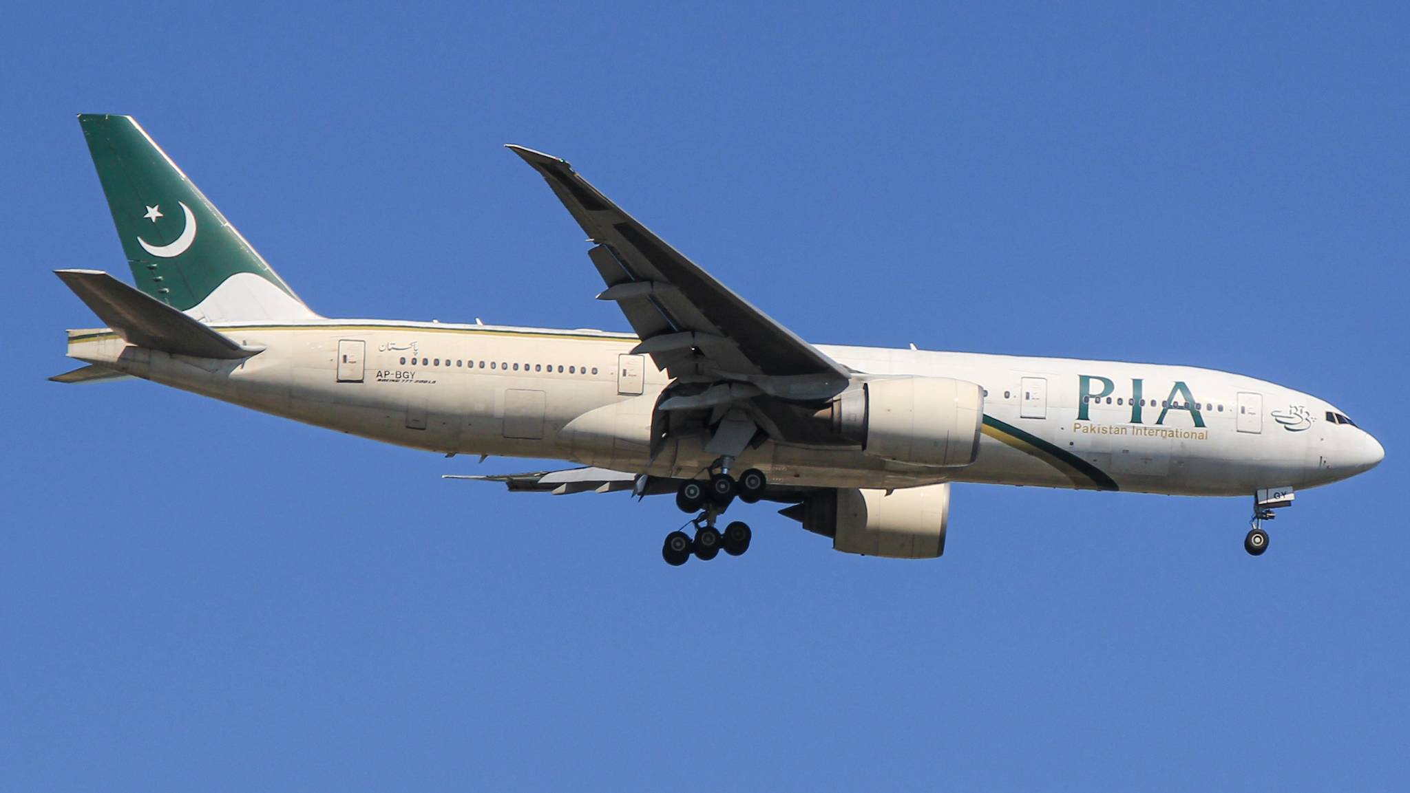 Full size: Pakistan International Airlines Boeing 777-200LR AP-BGY at Washington Dulles International Airport