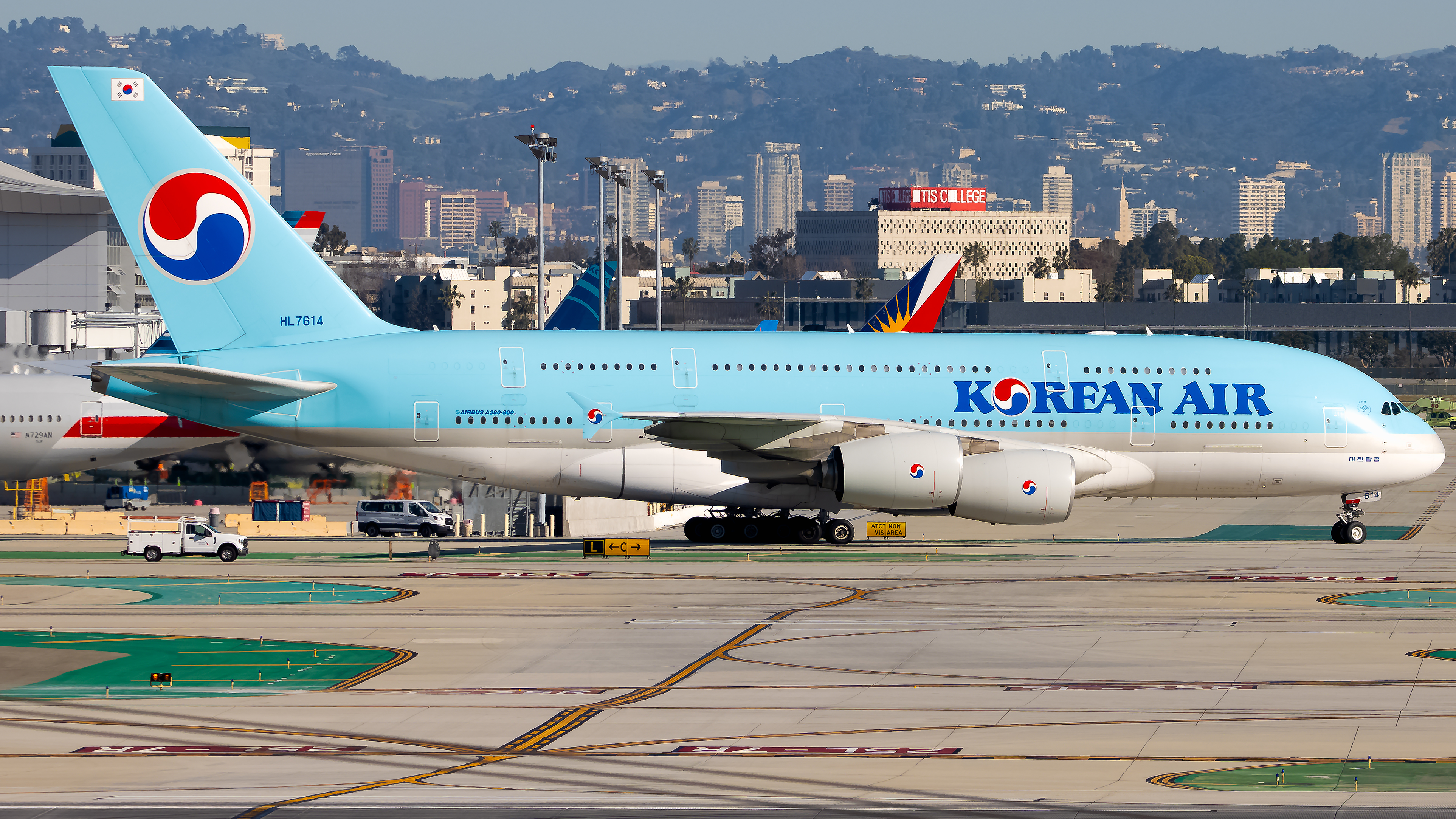Full size: Korean Air Airbus A380-800 HL7614 at Los Angeles International Airport