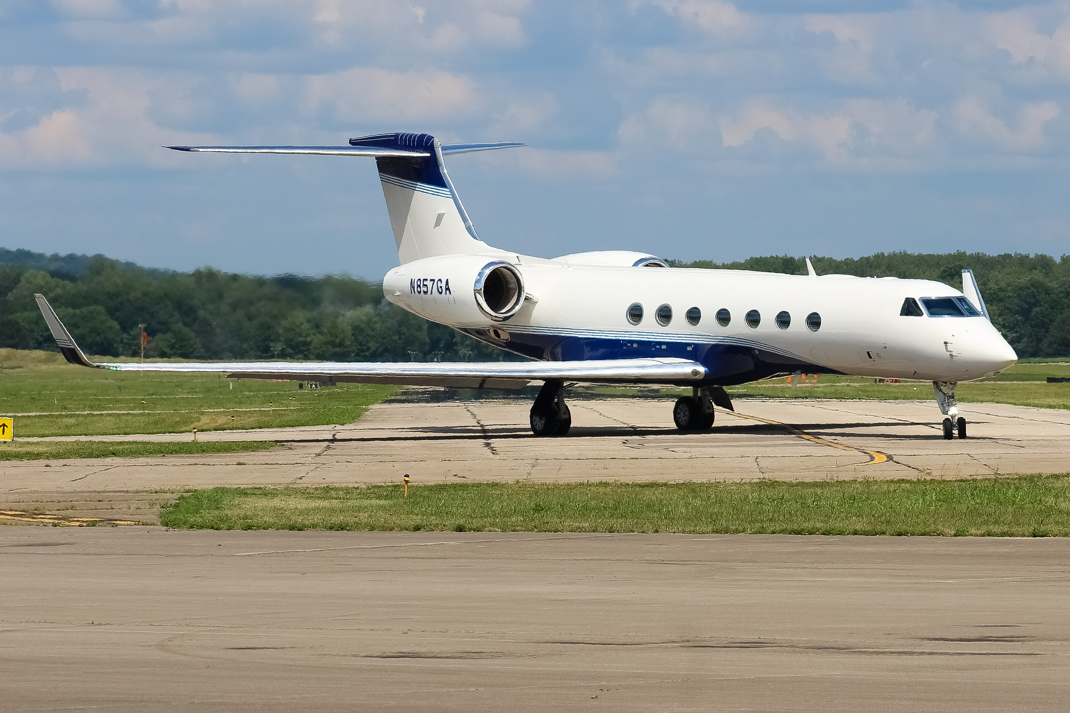 Full size: Private  Gulfstream G550 N857GA at Cincinnati Municipal Airport/Lunken Field