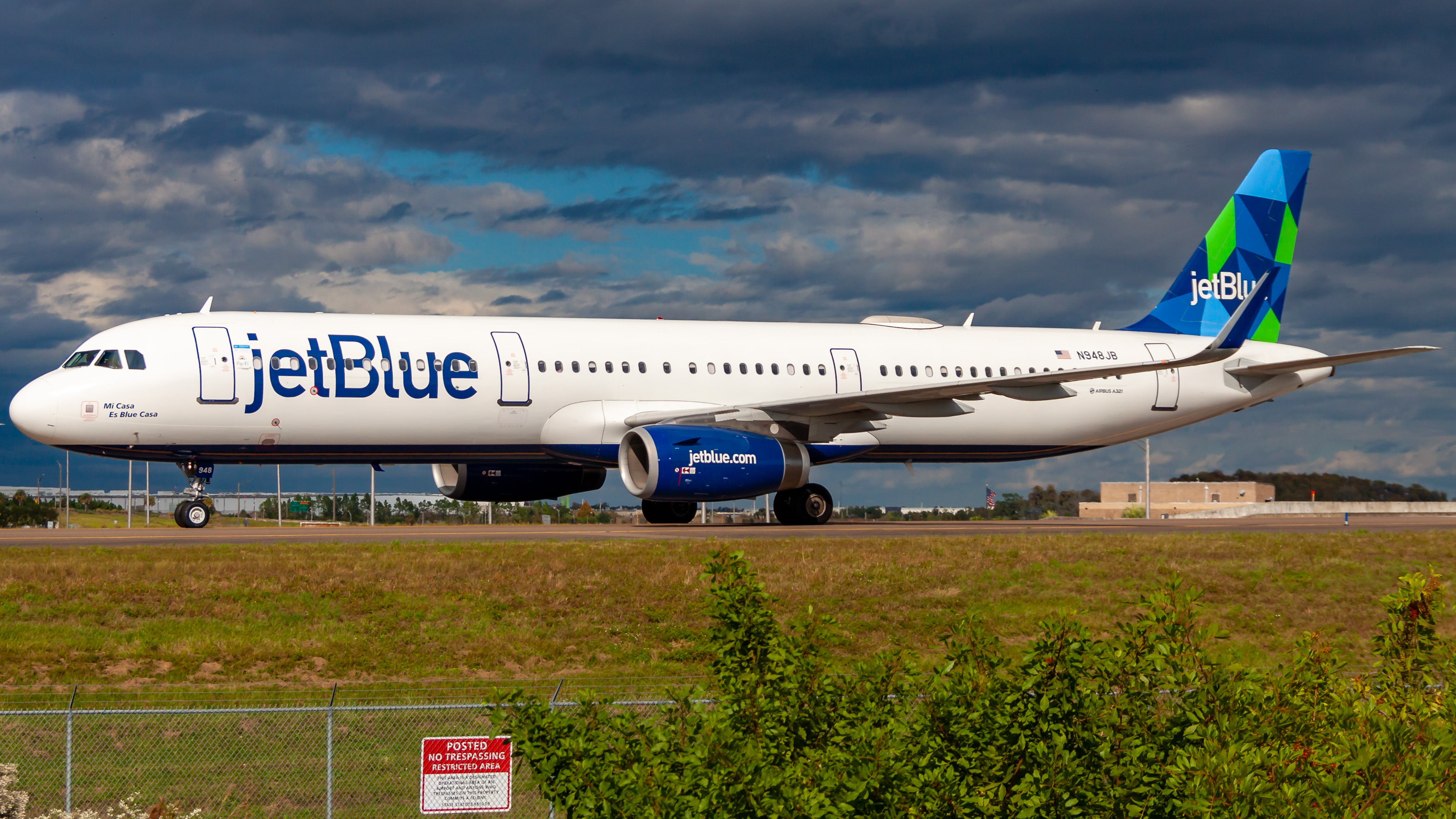 Full size: JetBlue Airways Airbus A321-200 N948JB at Orlando International Airport