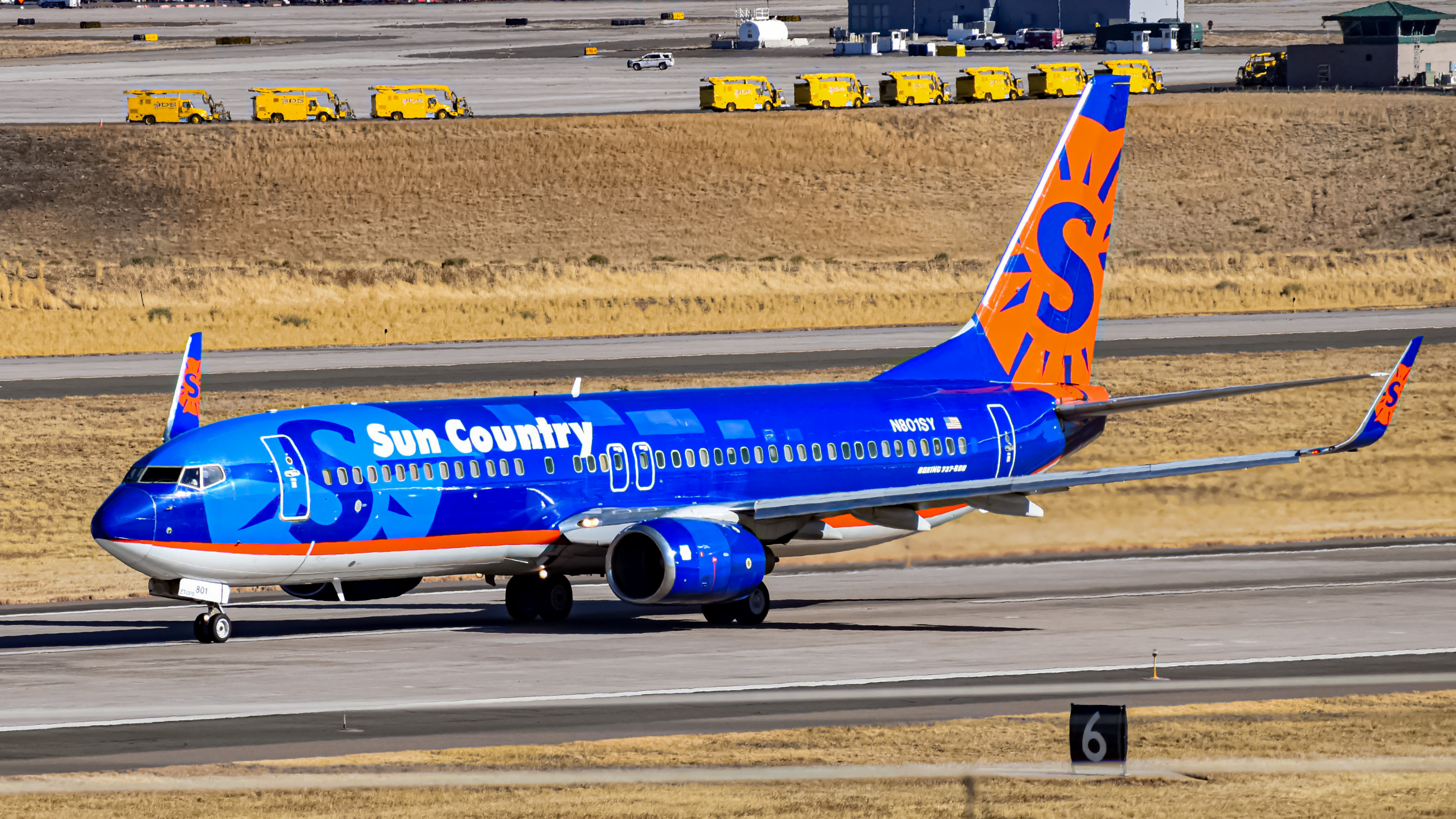Full size: Sun Country Airlines Boeing 737-800 N801SY at Denver International Airport
