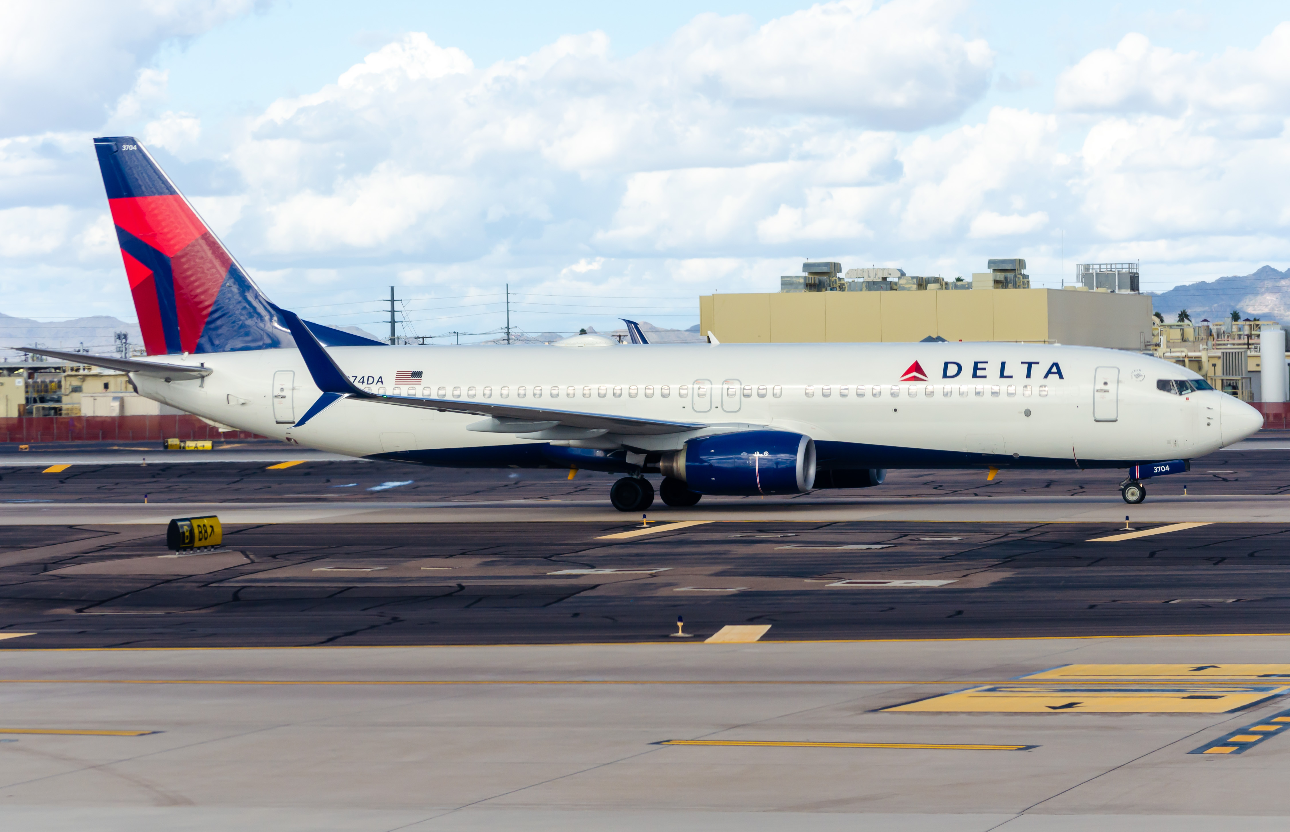 Full size: Delta Airlines Boeing 737-800 N374DA at Phoenix Sky Harbor International Airport