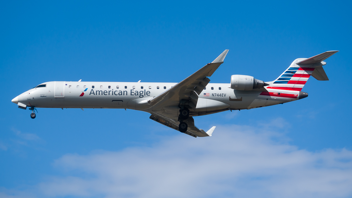 Full size: American Eagle Mitsubishi CRJ-700 N744EV at Portland International Airport