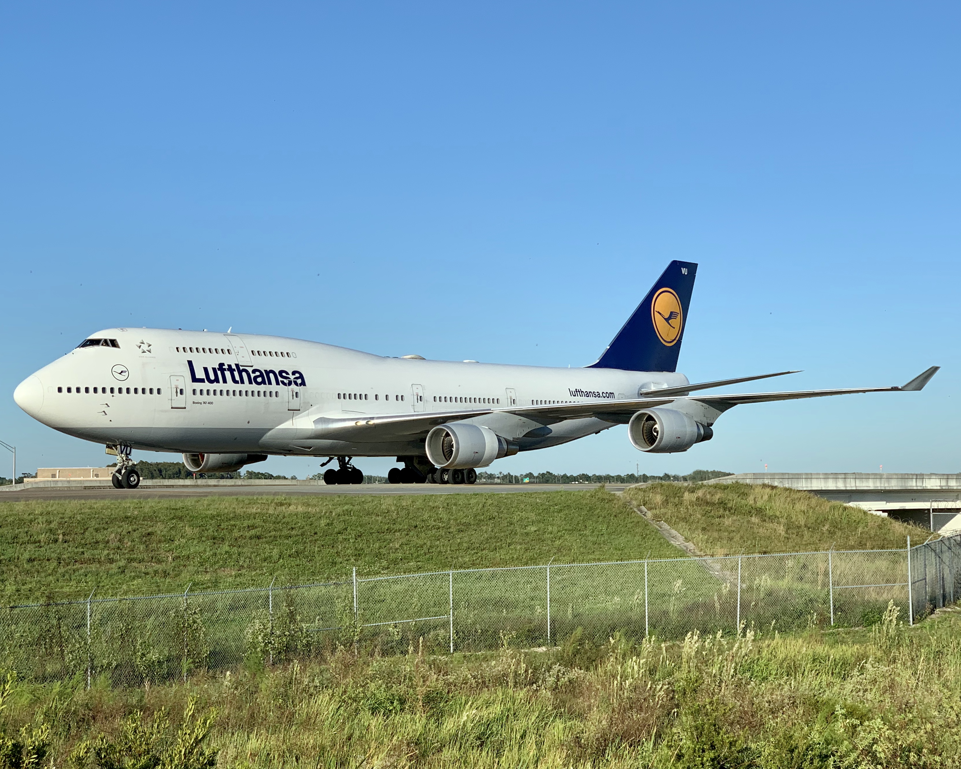 Full size: Lufthansa Boeing 747-400 D-ABVU at Orlando International Airport