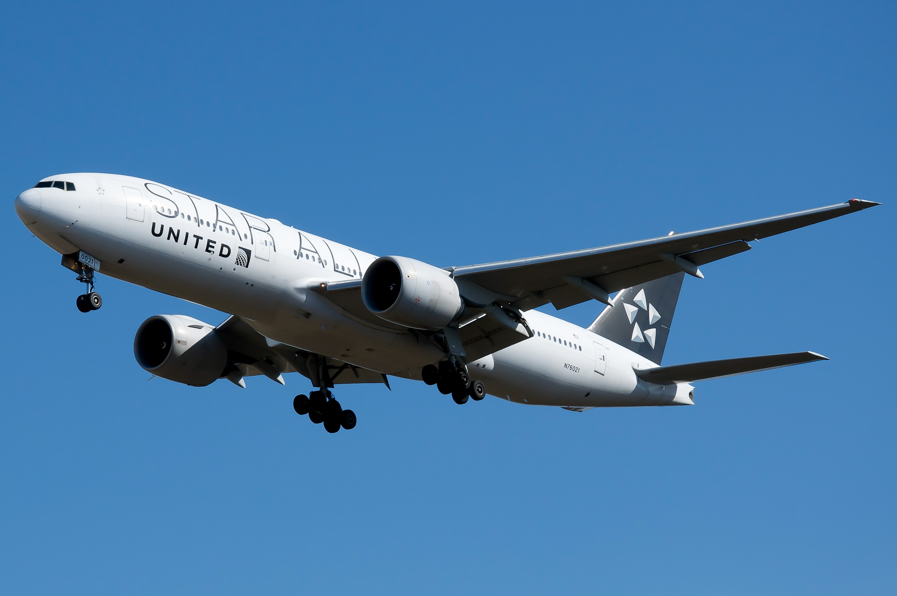 Full size: United Airlines Boeing 777-200ER N76021 at Washington Dulles International Airport