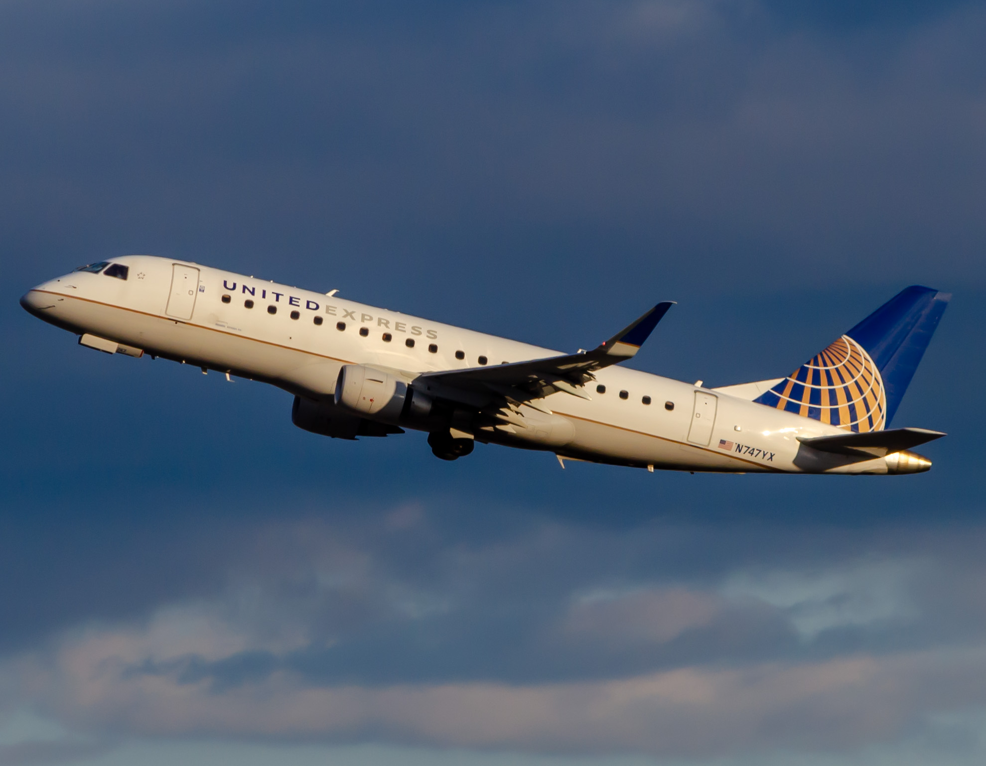 Full size: United Airlines Embraer E175 N747YX at Newark Liberty International Airport