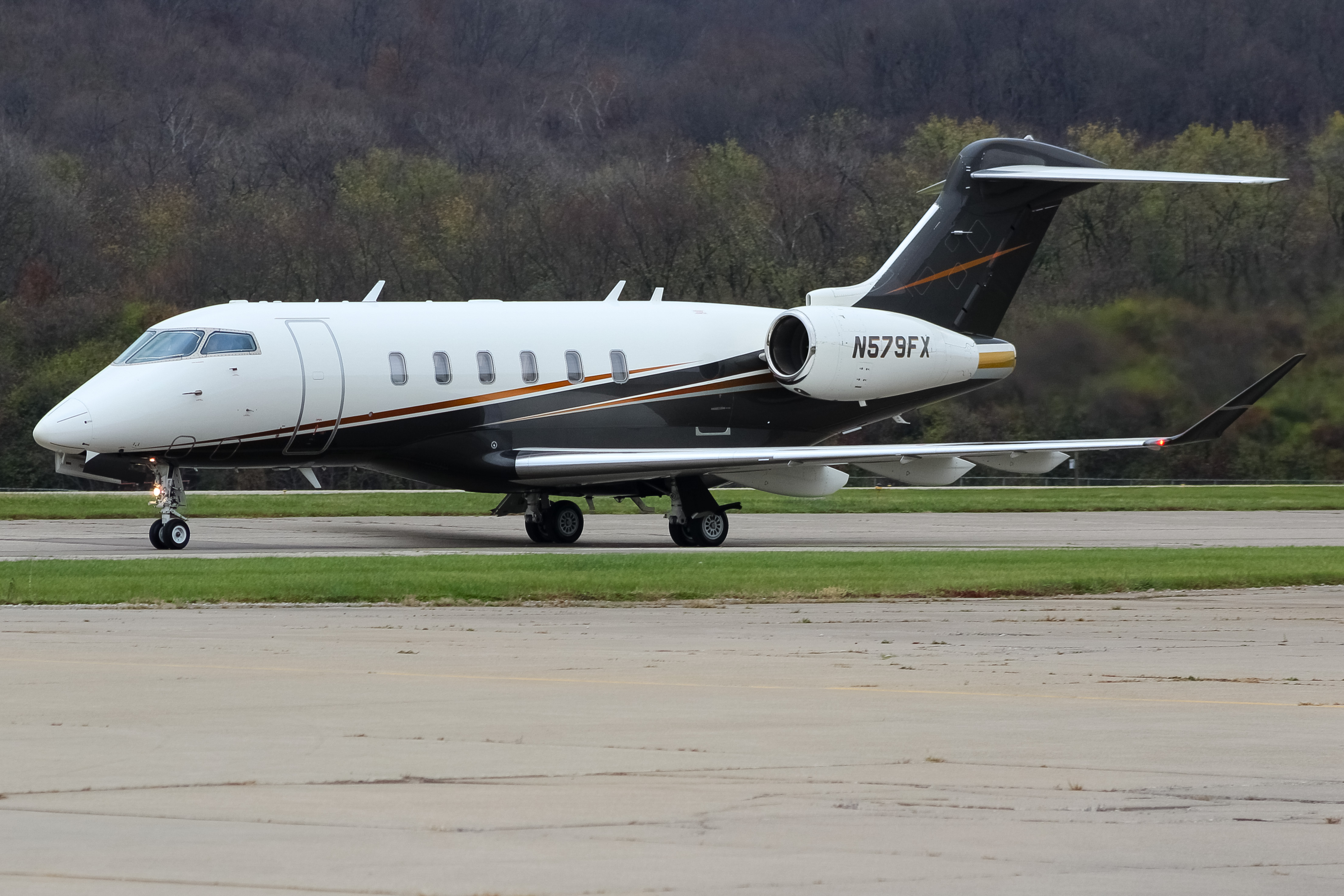 Full size: FlexJet Bombardier Challenger 350  N579FX at Cincinnati Municipal Airport/Lunken Field