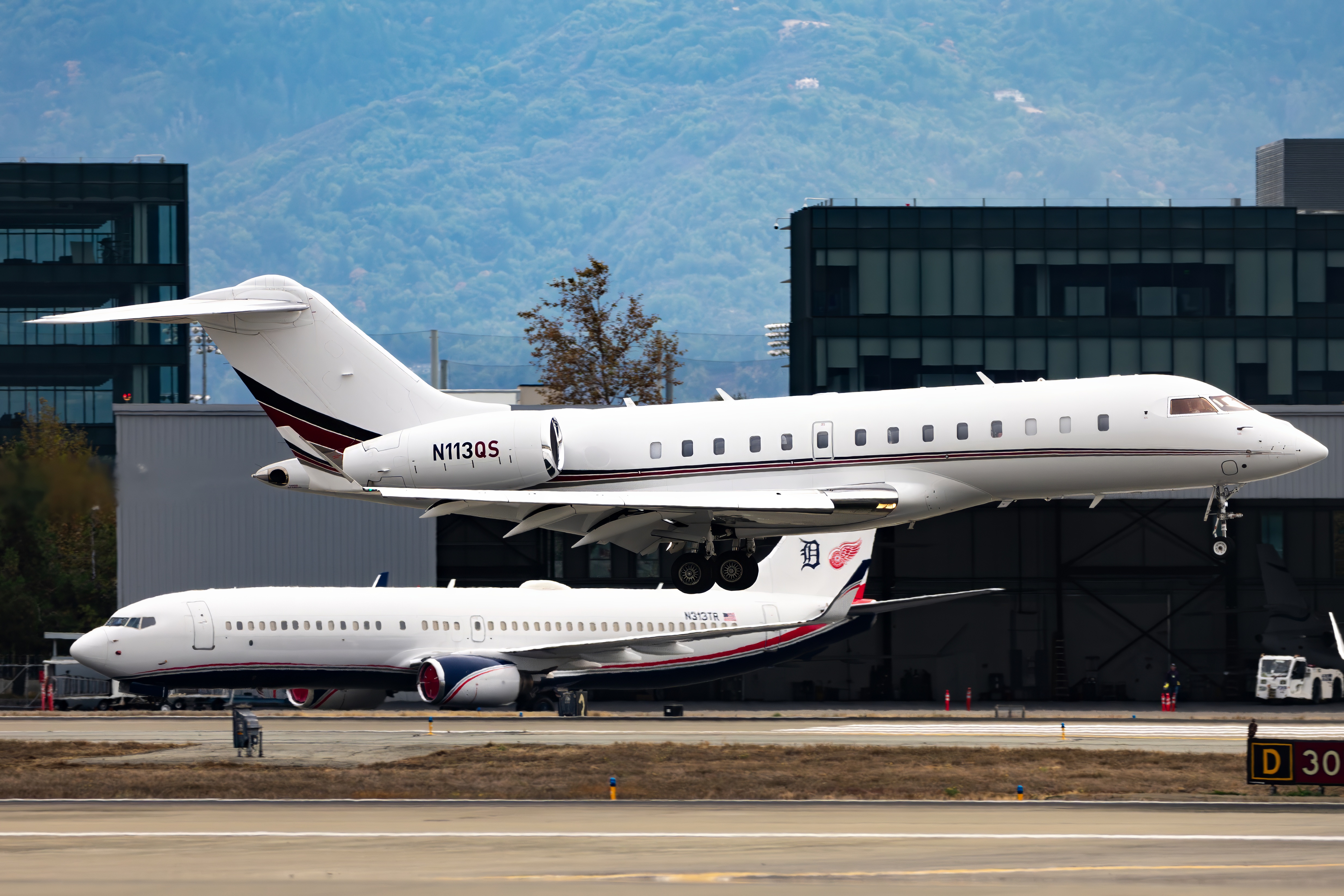 Full size: NetJets Bombardier Global 5000 N113QS at Norman Y Mineta San Jose International Airport