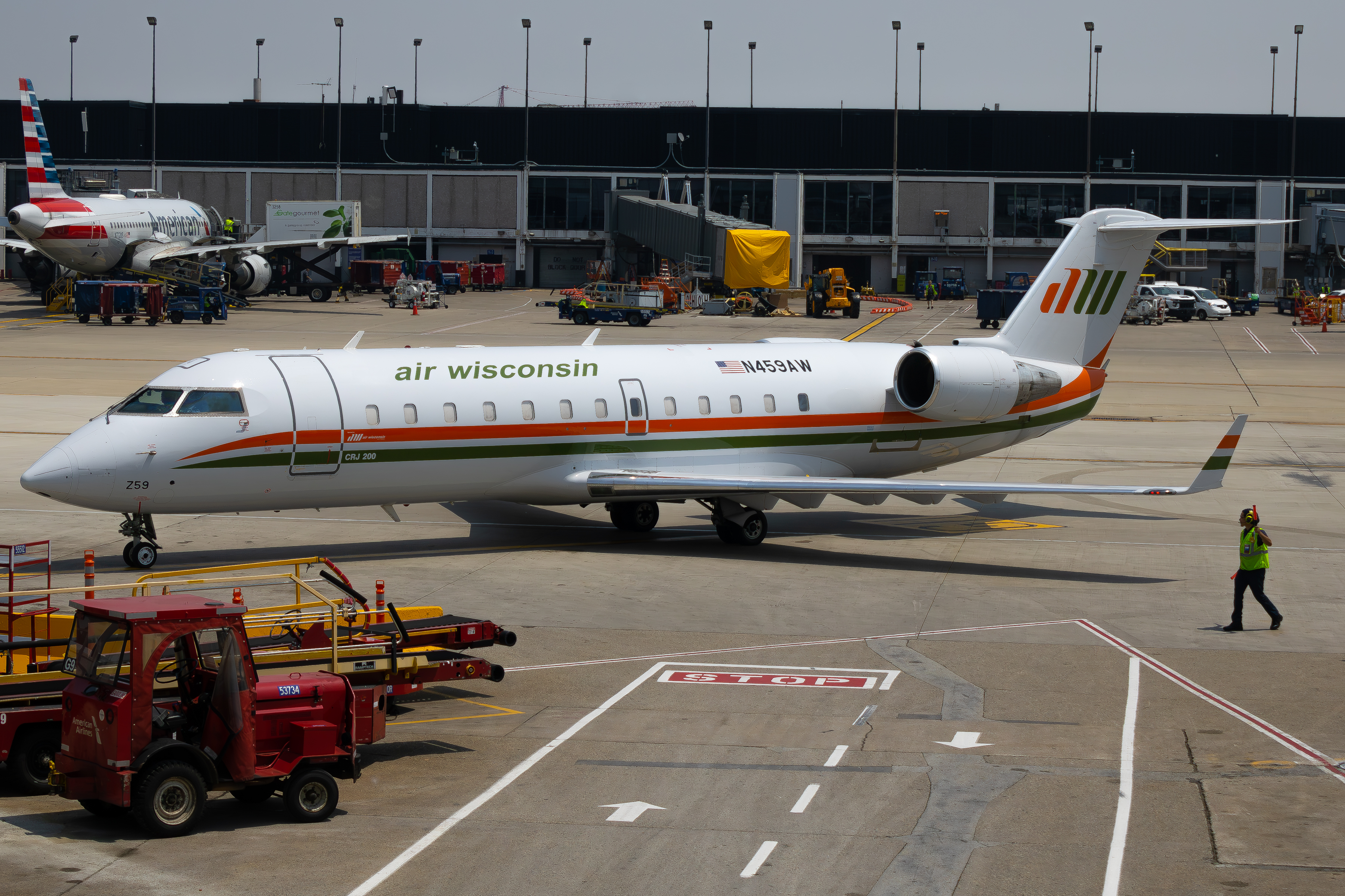 Full size: American Eagle Mitsubishi CRJ-200 N459AW at Chicago O'Hare International Airport