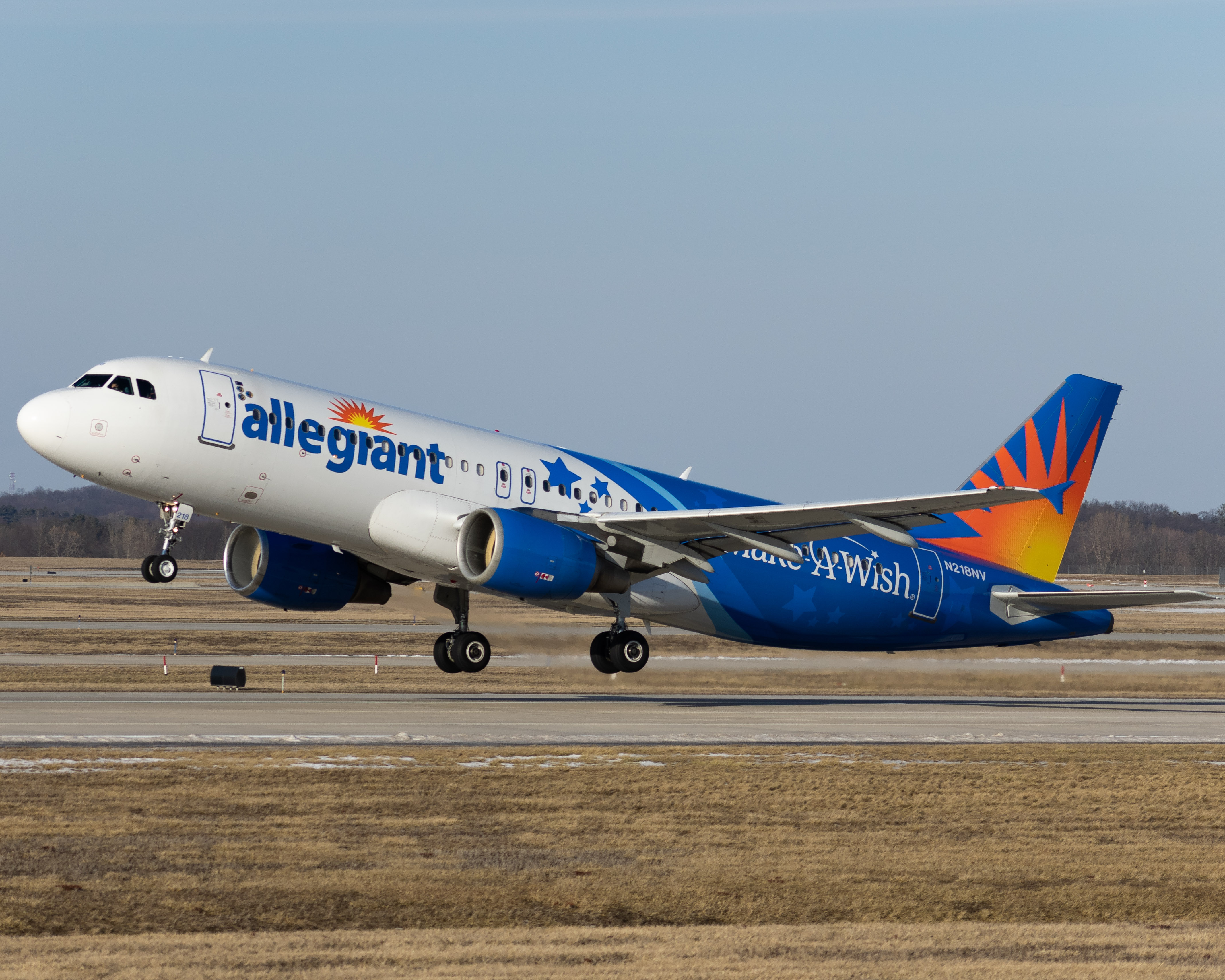Full size: Allegiant Air Airbus A320 N218NV at Gerald R Ford International Airport