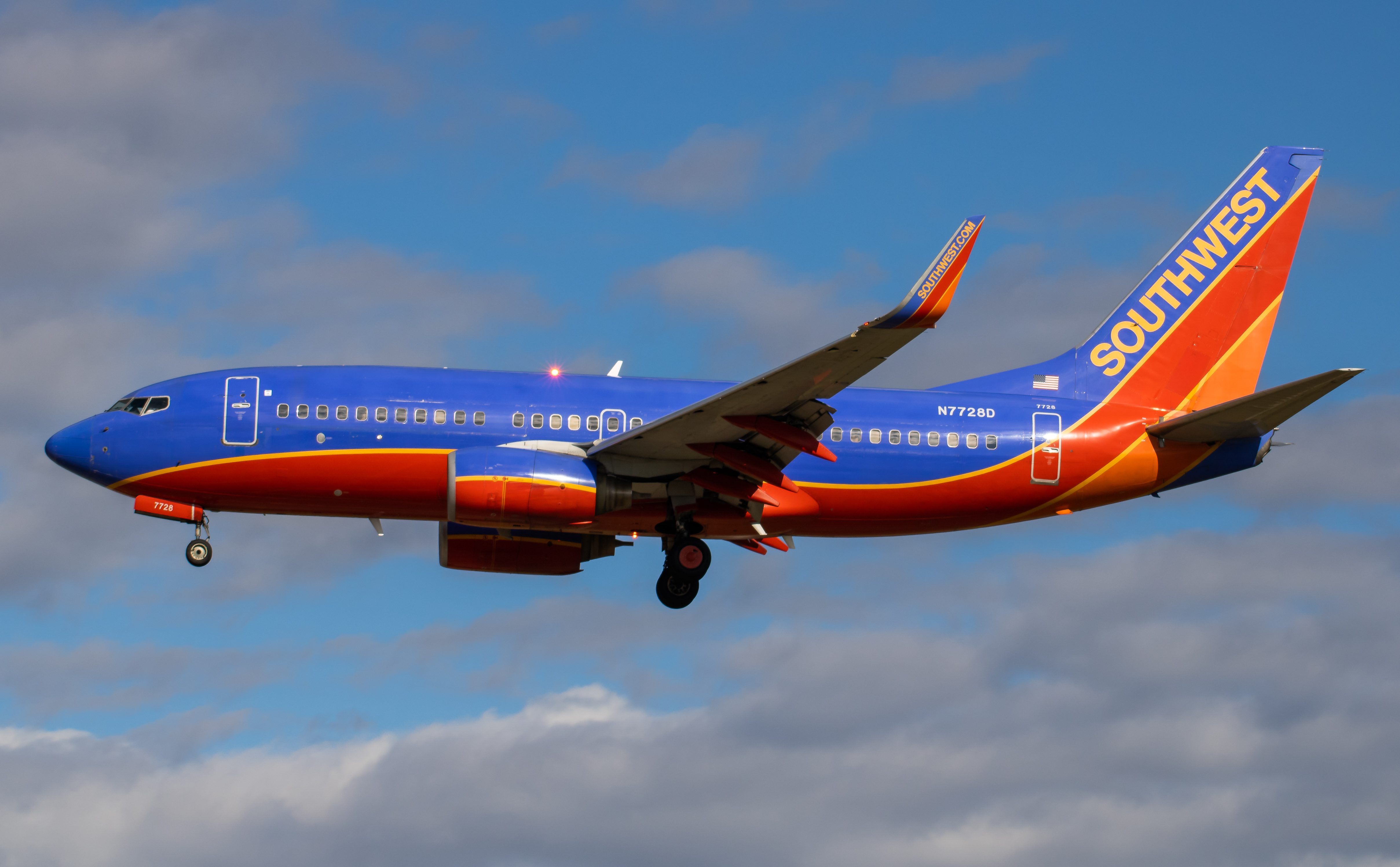 Full size: Southwest Airlines Boeing 737-700 N7728D at Baltimore/Washington International Thurgood Marshall Airport
