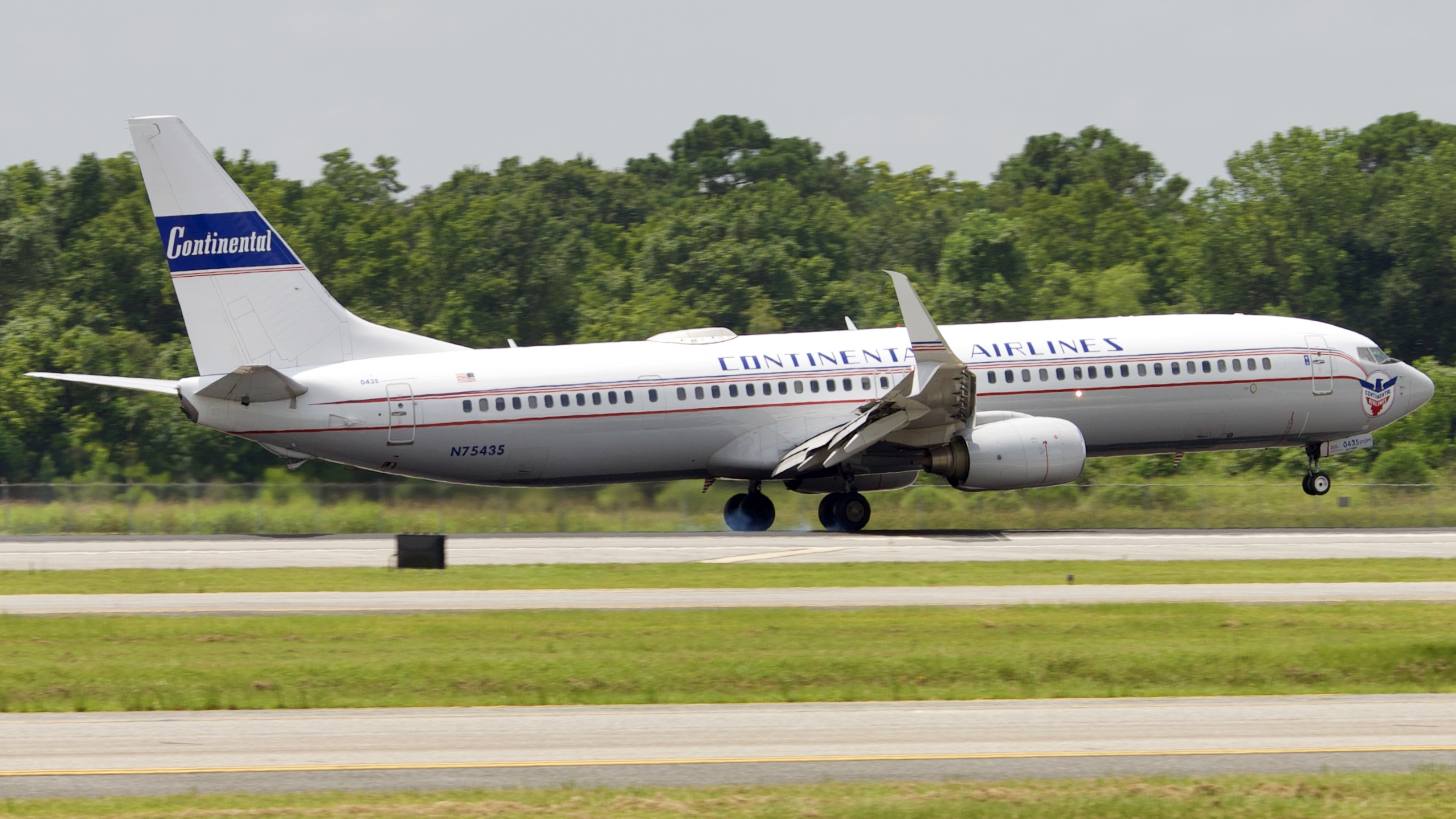 Full size: United Airlines Boeing 737-900ER N75435 at Houston-George Bush Intercontinental Airport