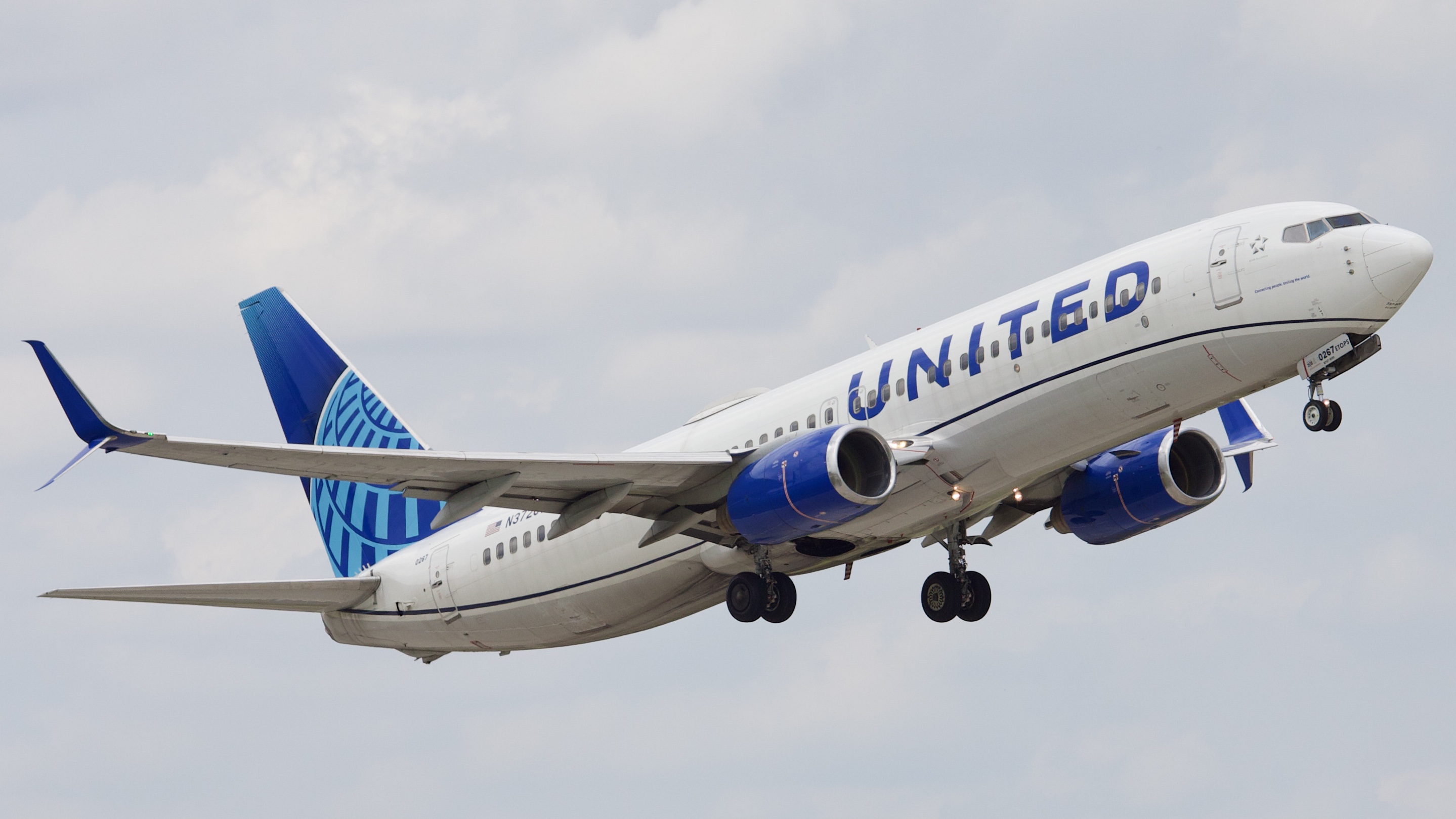 Full size: United Airlines Boeing 737-800 N37267 at Houston-George Bush Intercontinental Airport