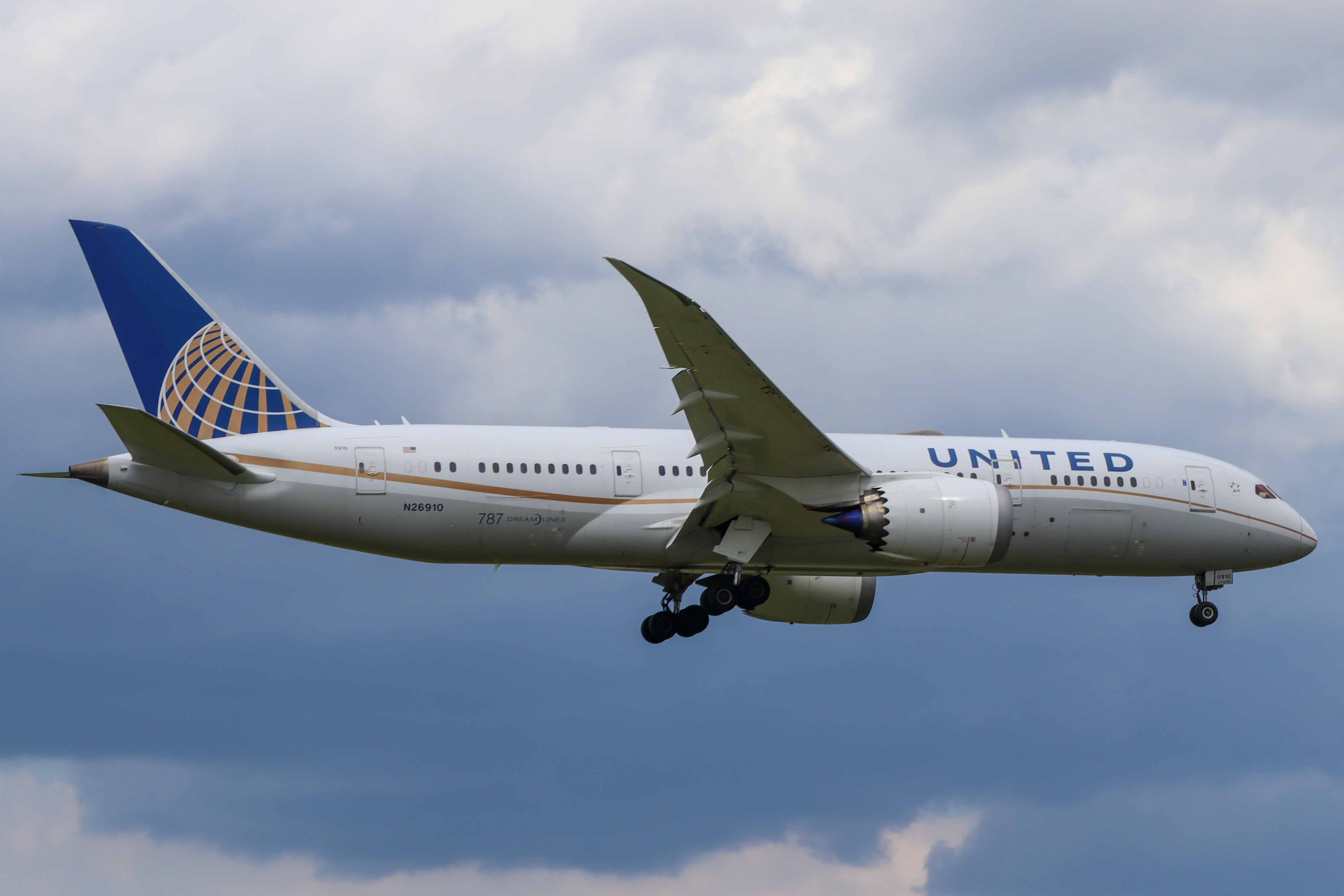 Full size: United Airlines Boeing 787-8 N26910 at Washington Dulles International Airport