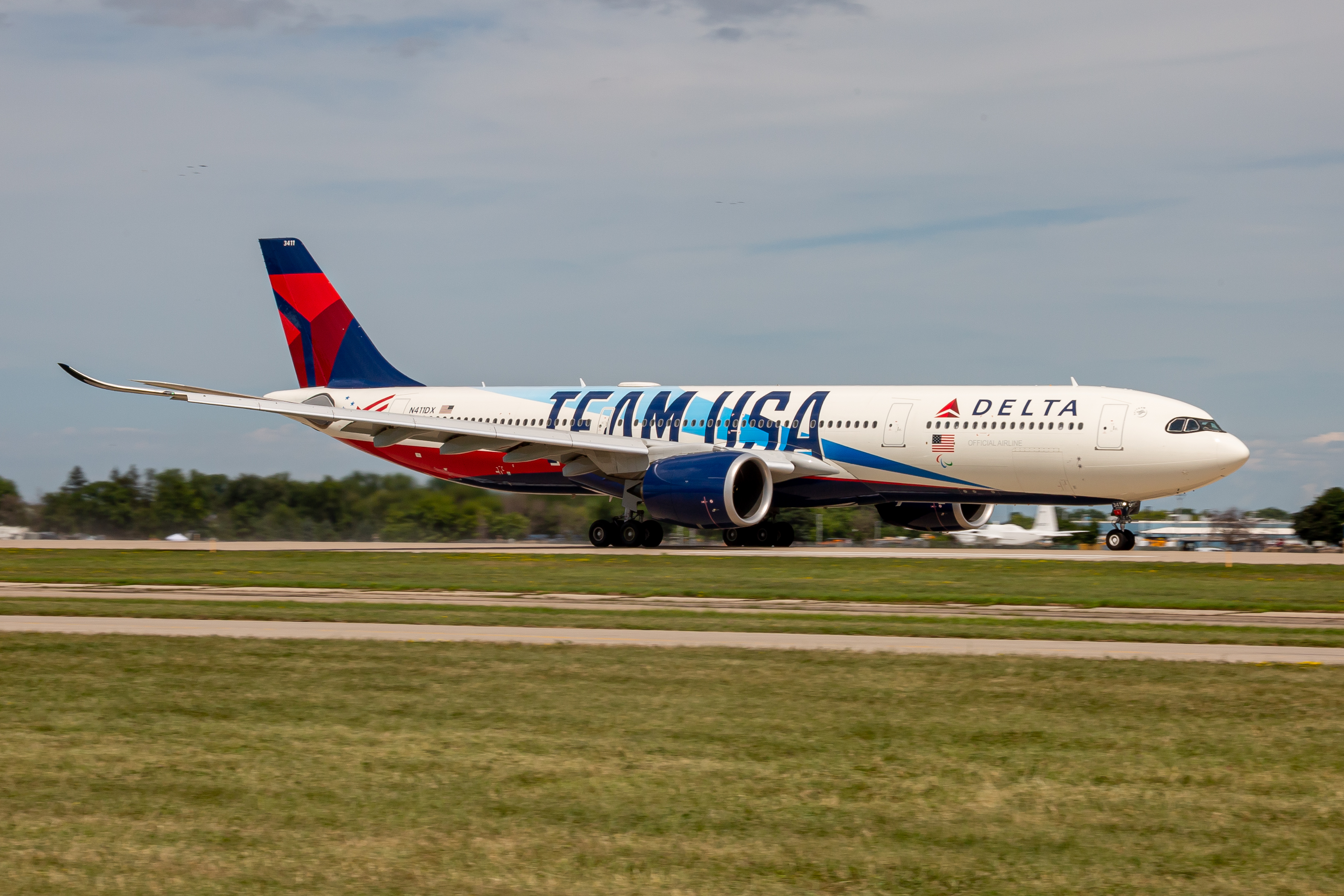Full size: Delta Airlines Airbus A330-900 N411DX at Wittman Regional Airport