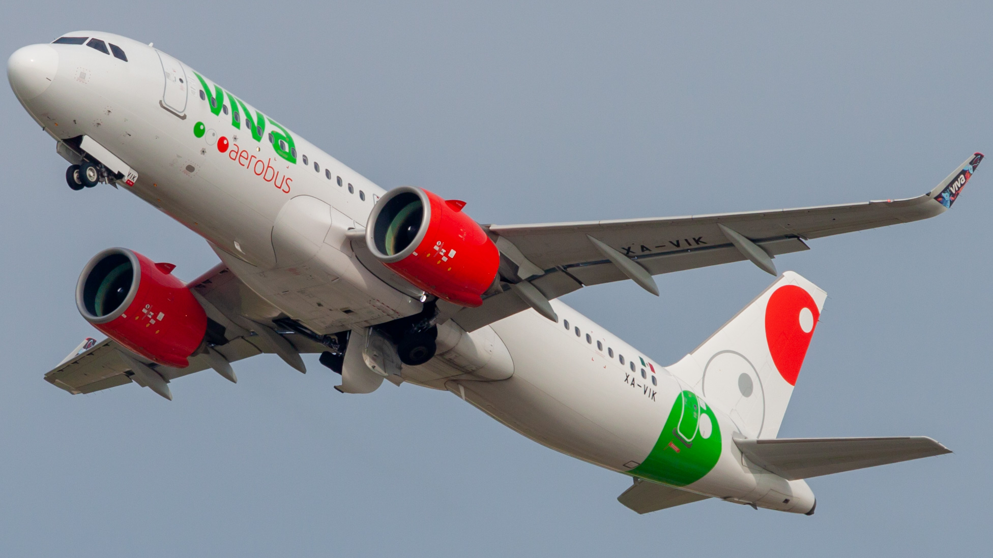 Full size: VivaAerobus Airbus A320NEO XA-VIK at Houston-George Bush Intercontinental Airport