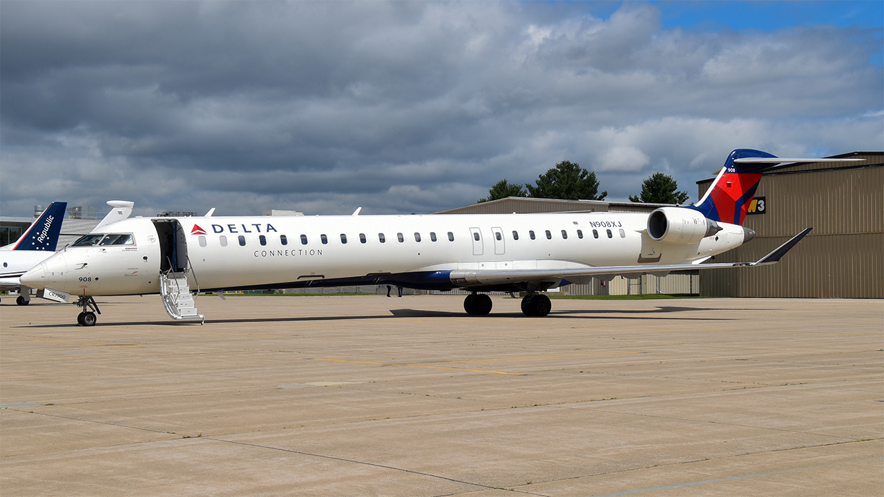 Full size: Delta Connection Bombardier CRJ-900 N908XJ at Battle Creek Kalamazoo International Airport