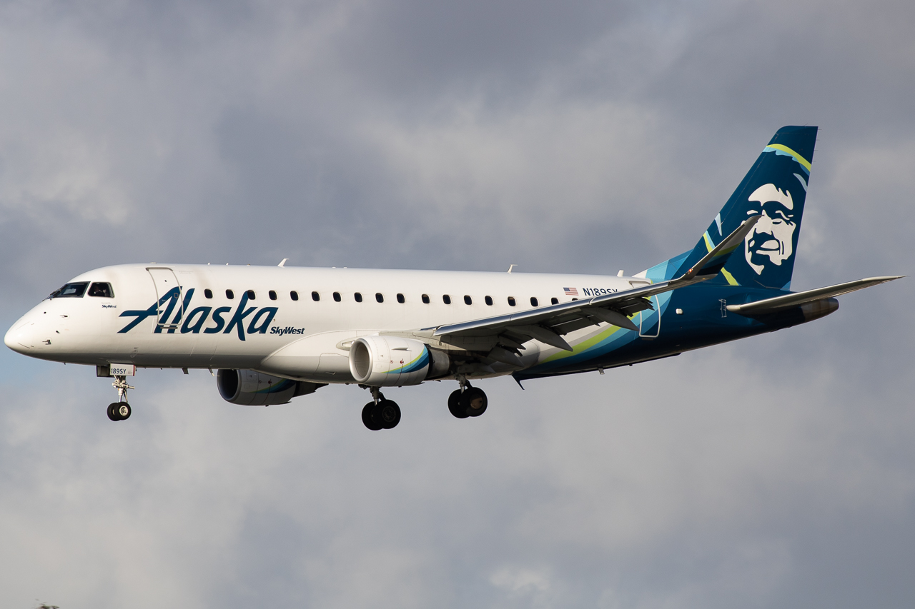 Full size: Alaska Airlines Embraer E175LR N189SY at San Diego International Airport