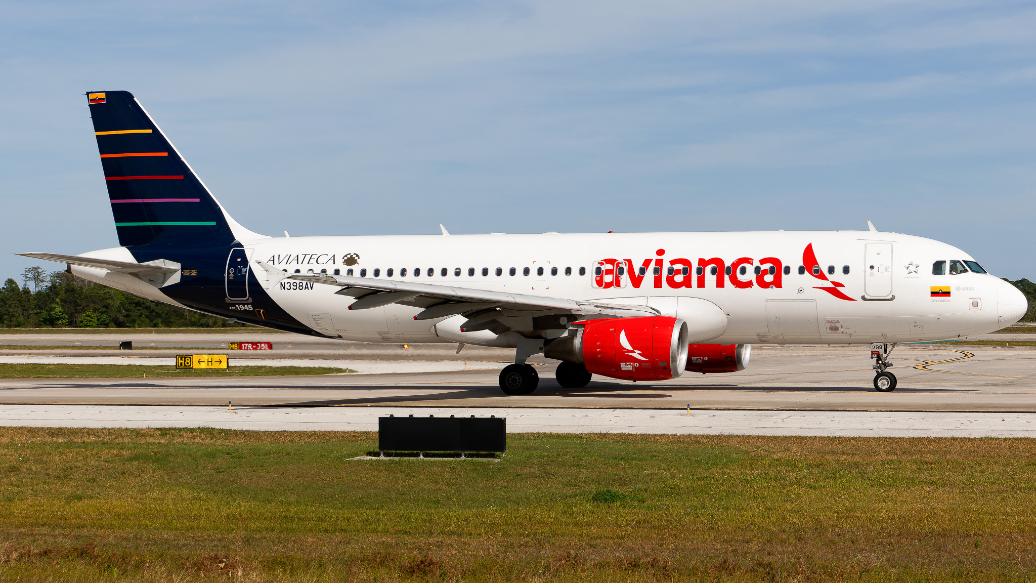 Full size: Avianca Airbus A320 N398AV at Orlando International Airport