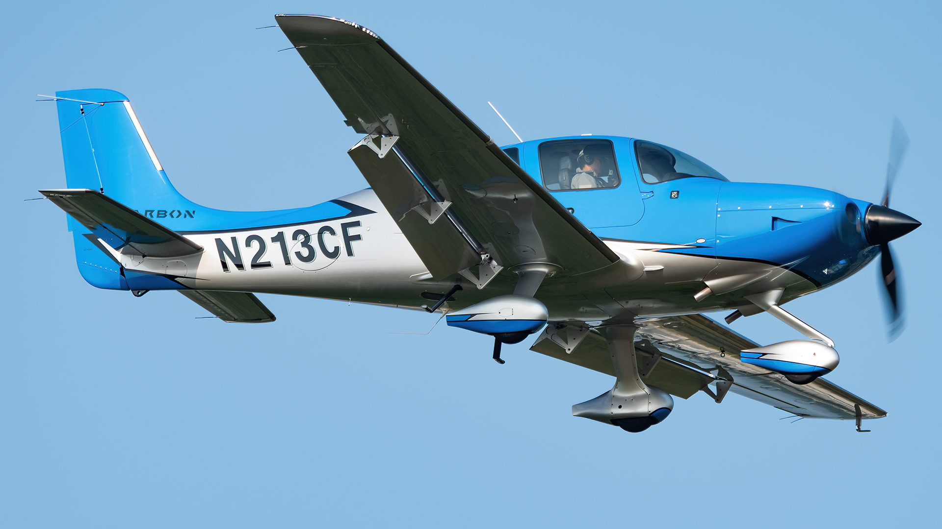 Full size: PRIVATE Cirrus SR-22 N213CF at Washington Dulles International Airport