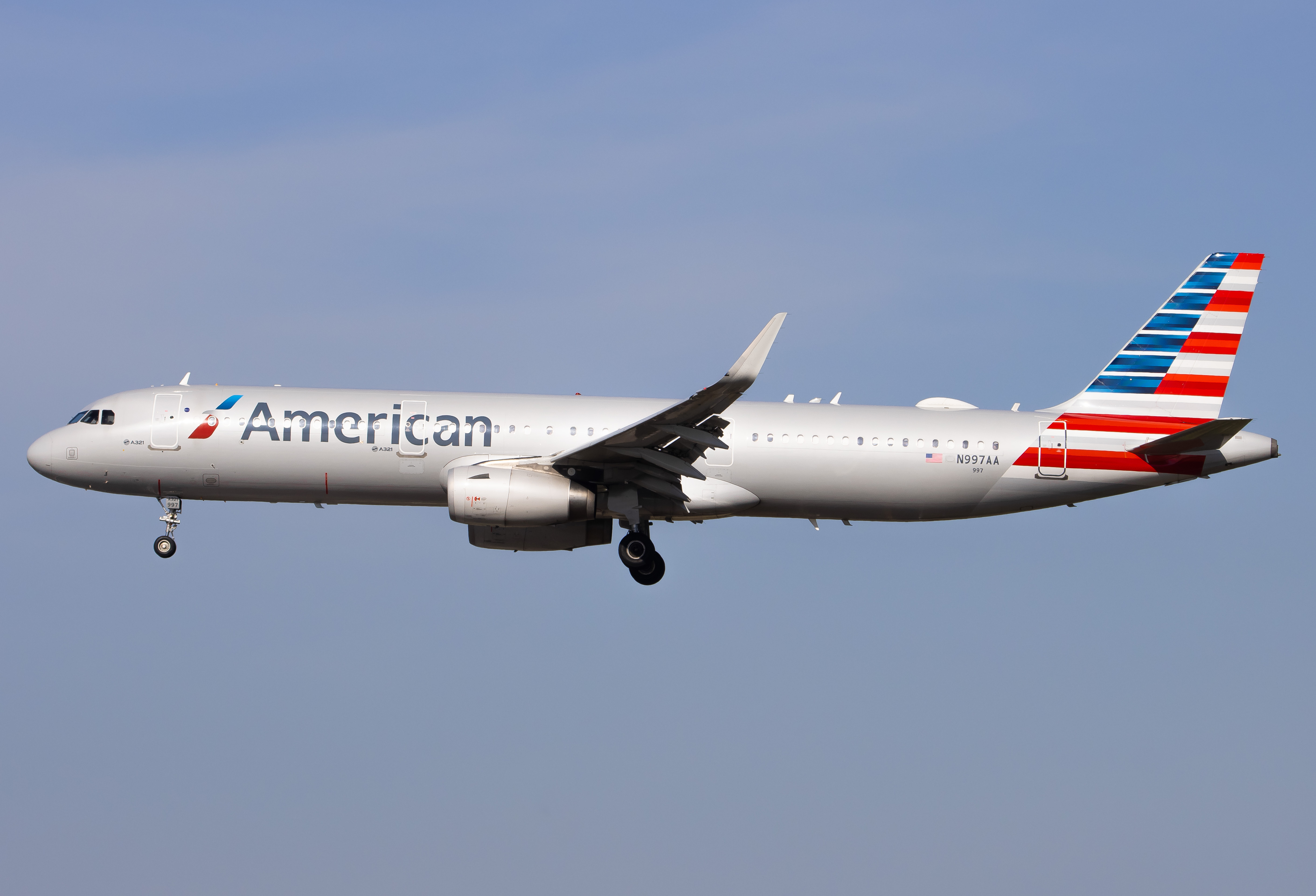 Full size: American Airlines Airbus A321-200 N997AA at Orlando International Airport