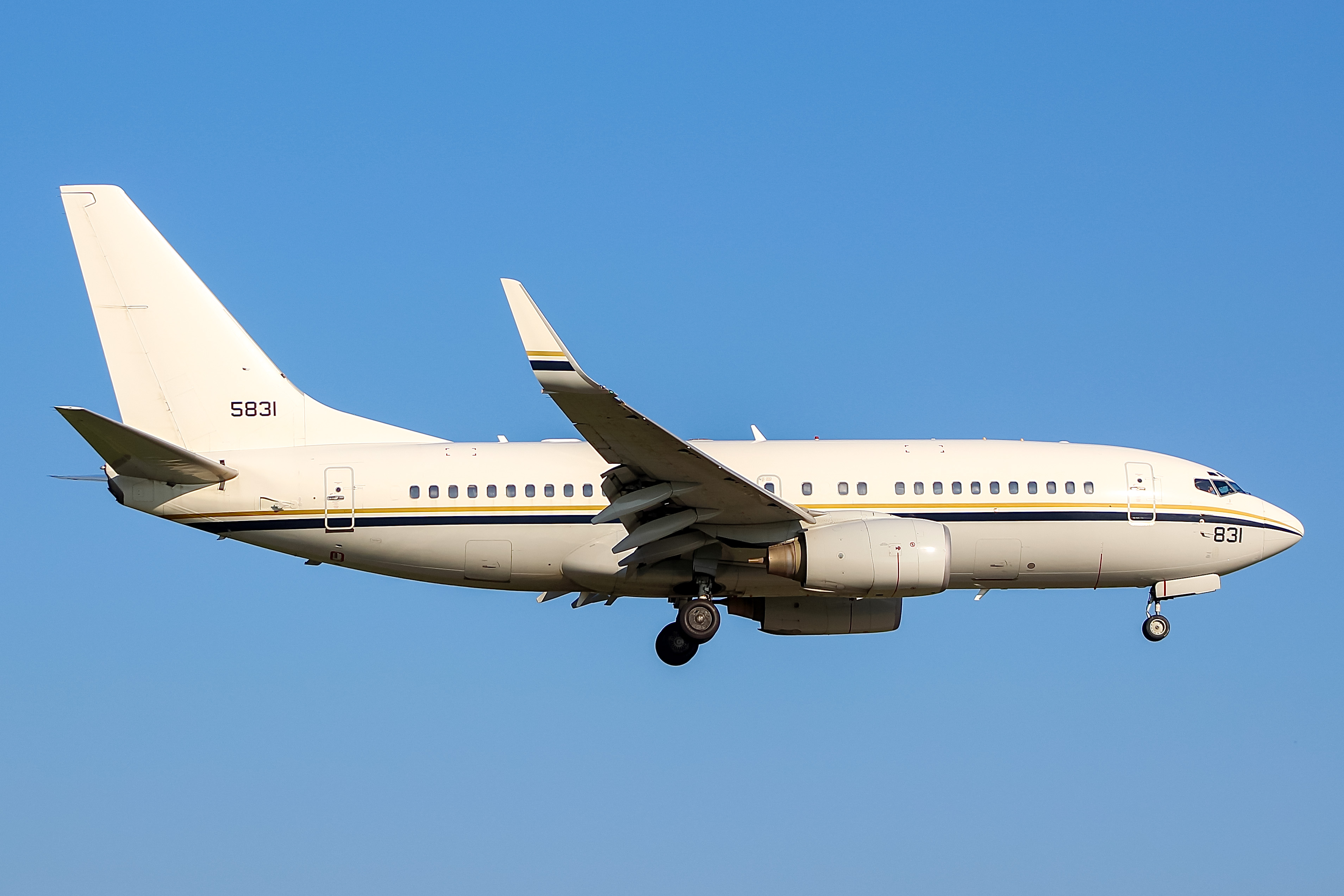 Full size: USN - United States Navy Boeing C-40 165831 at General Mitchell International Airport
