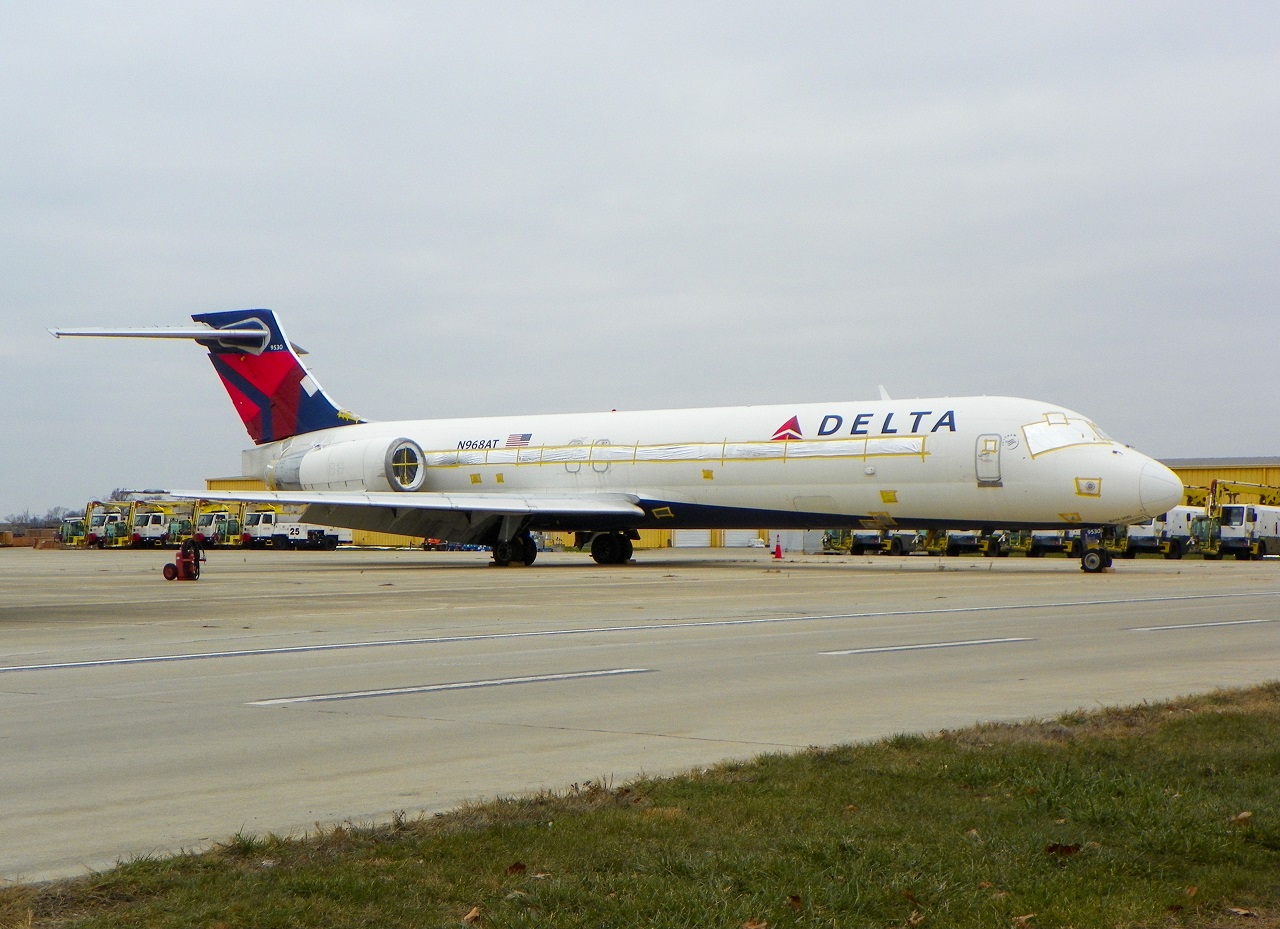 Full size: Delta Airlines Boeing 717-200 N968AT at Wilmington Air Park