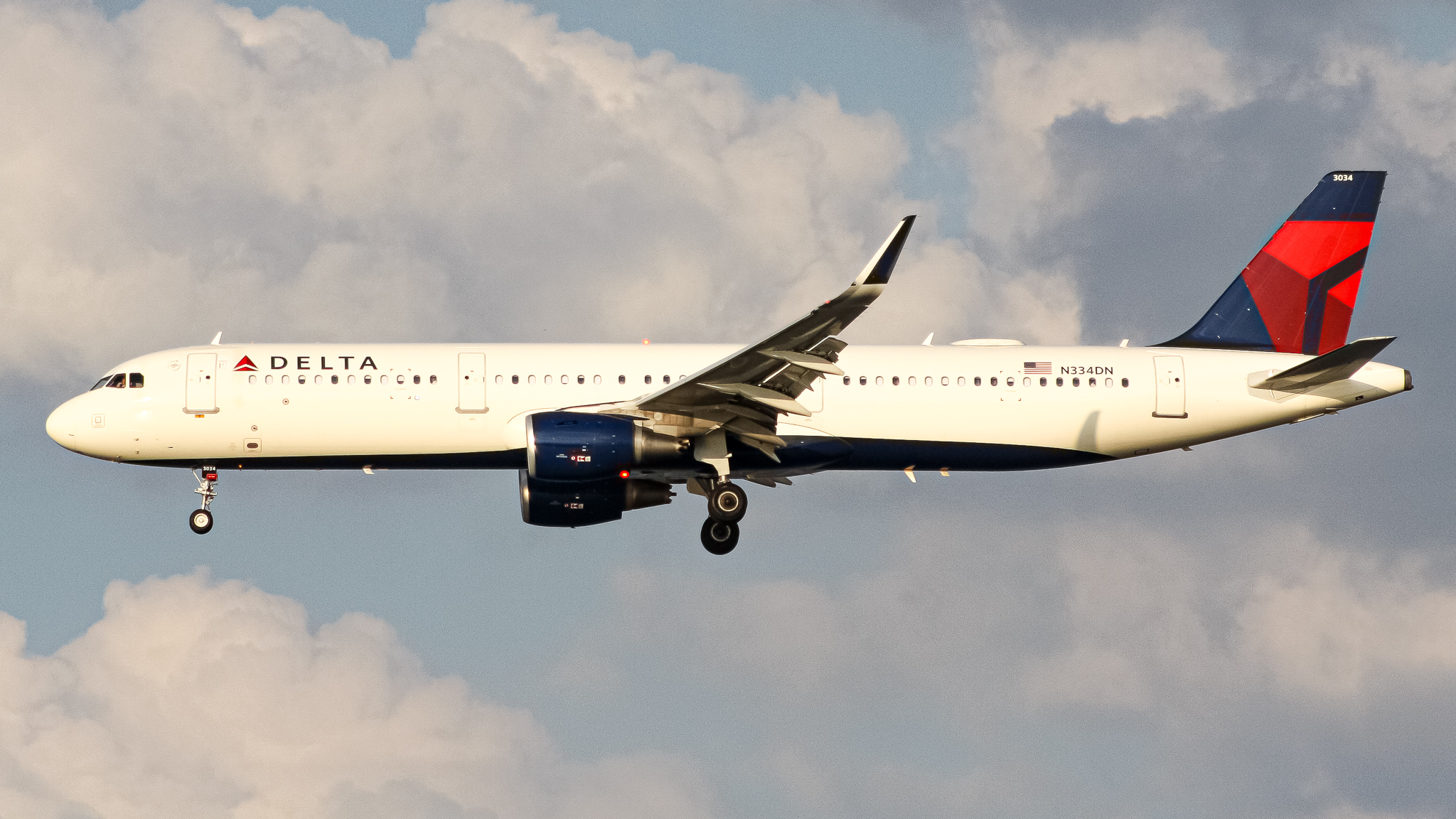 Full size: Delta Airlines Airbus A321-200 N334DN at Ronald Reagan National Airport