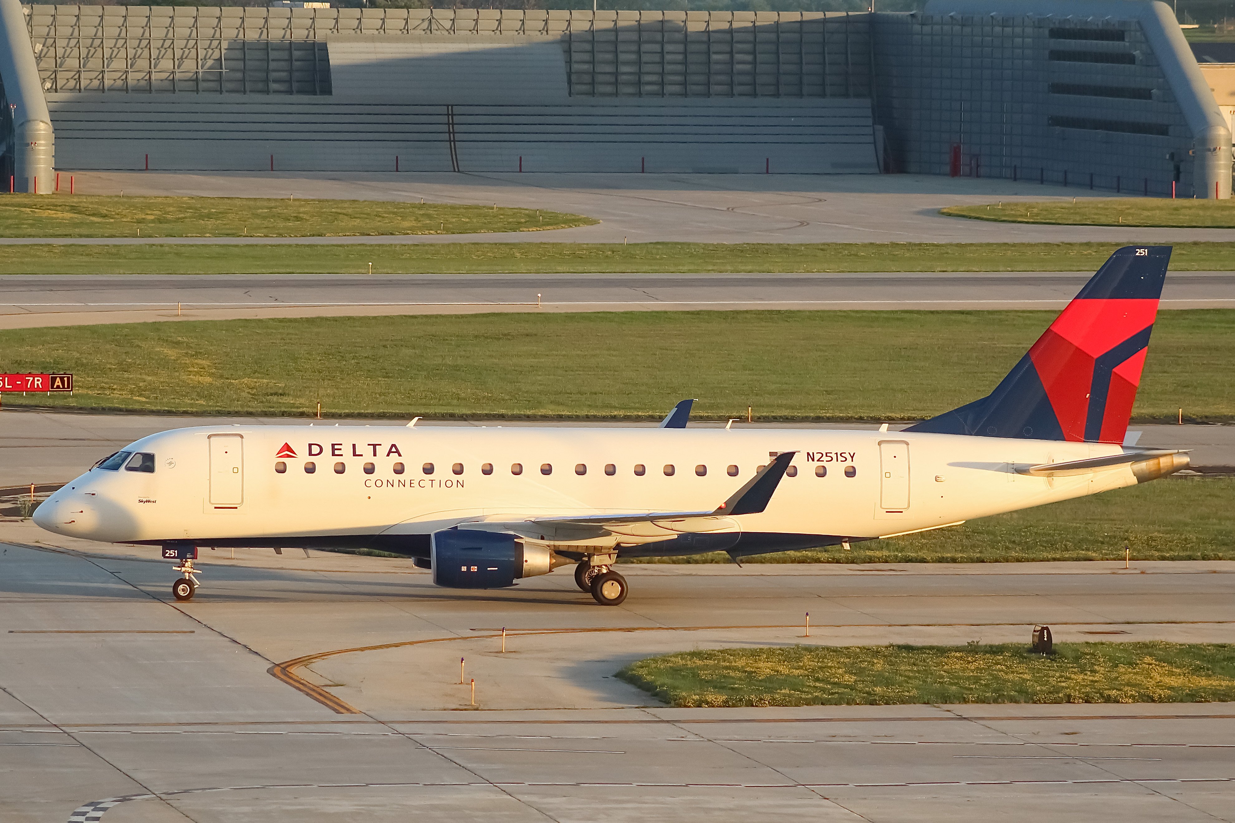 Full size: Delta Connection Embraer E175 N251SY at General Mitchell International Airport