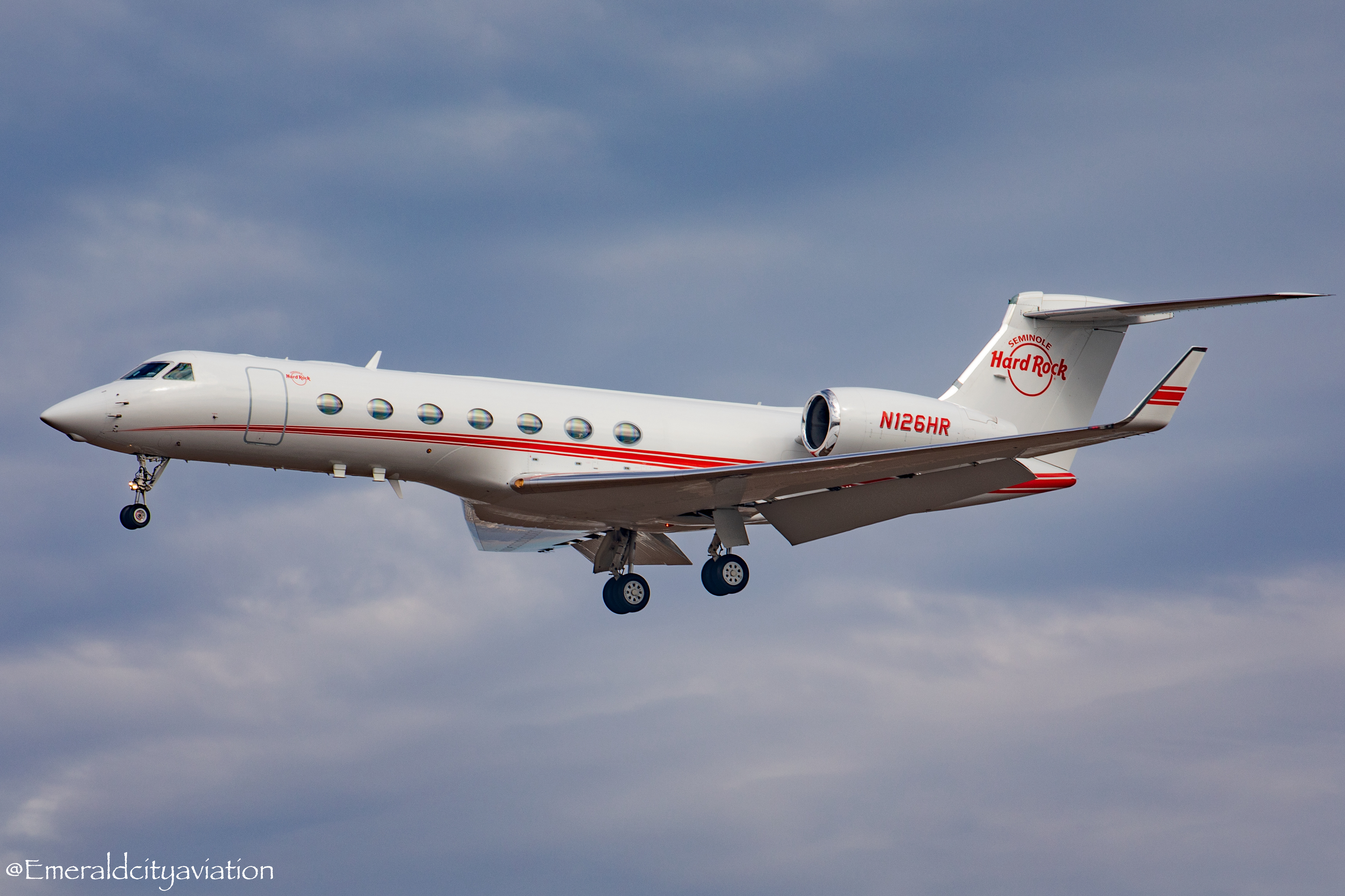 Full size: PRIVATE Gulfstream G650 N126HR at Los Angeles International Airport